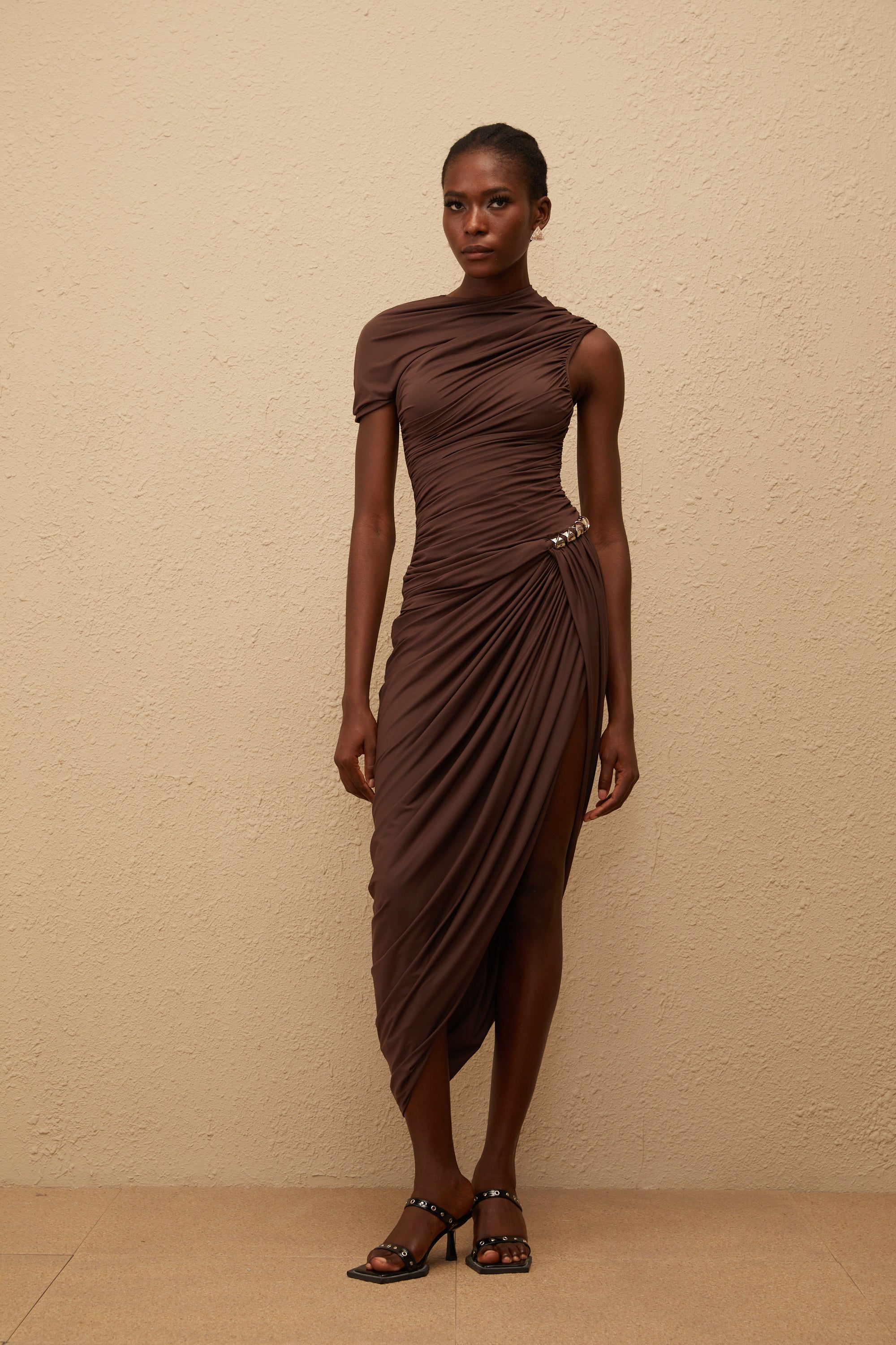 فستان بني قصير الأكمام بتصميم غير متماثل من Prune