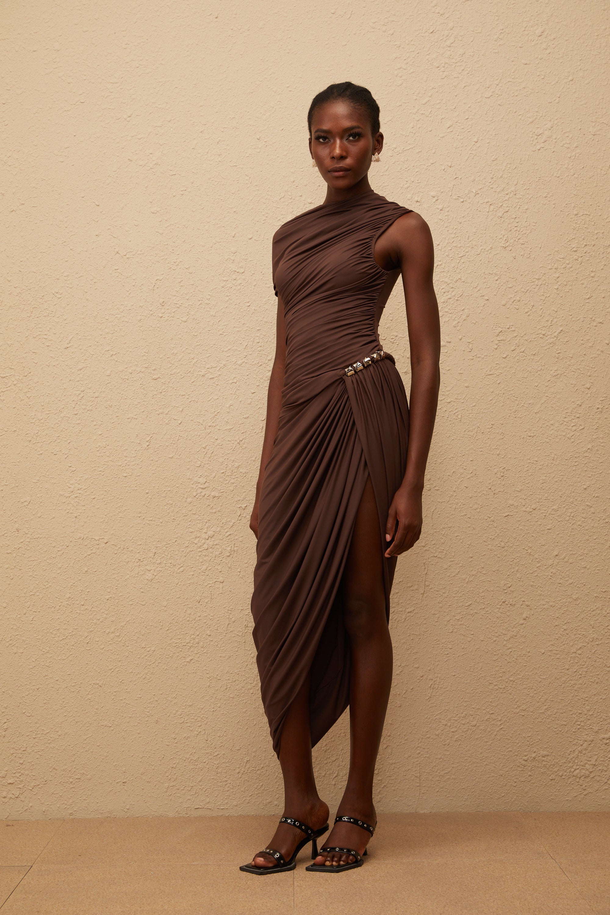 فستان بني قصير الأكمام بتصميم غير متماثل من Prune