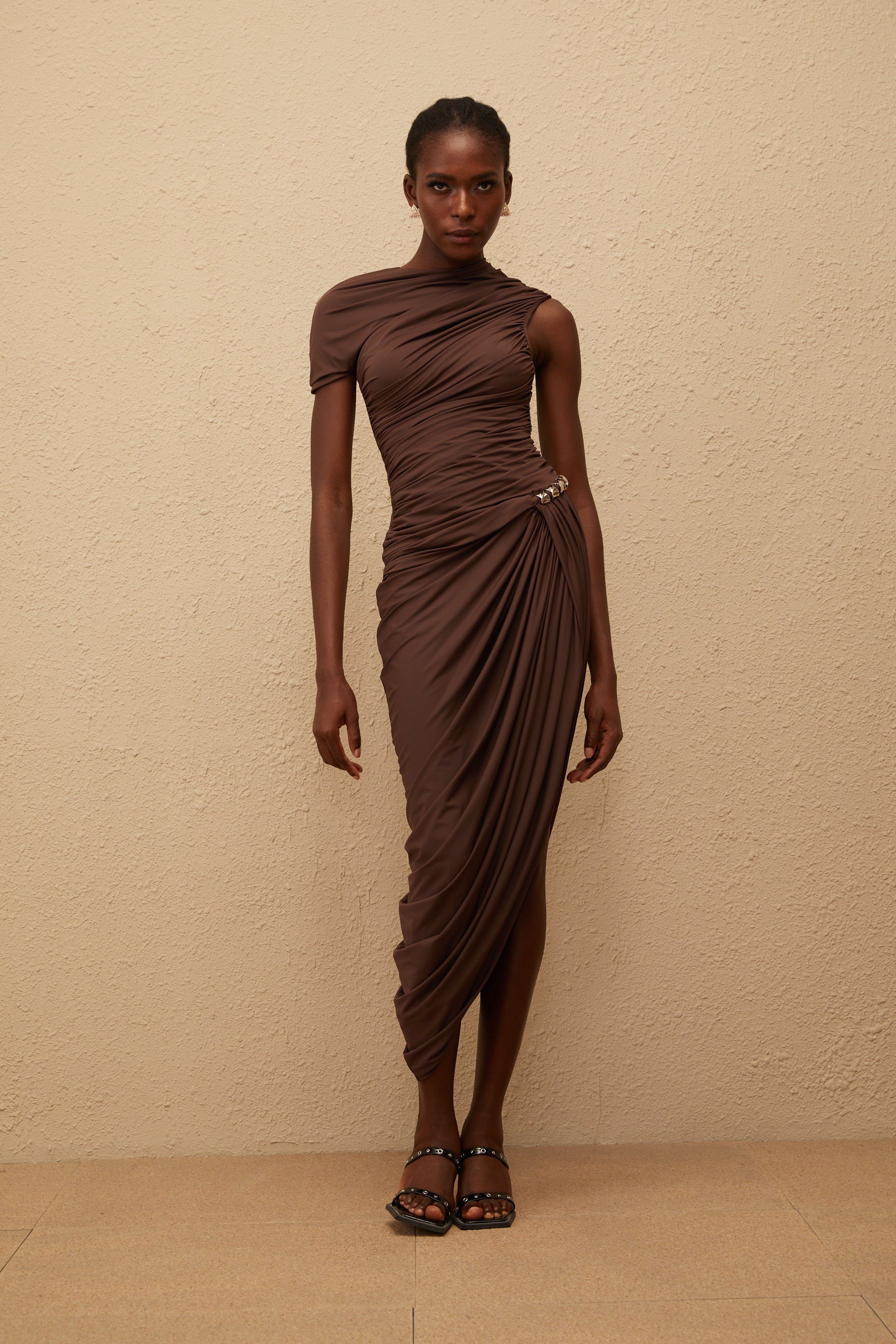 فستان بني قصير الأكمام بتصميم غير متماثل من Prune