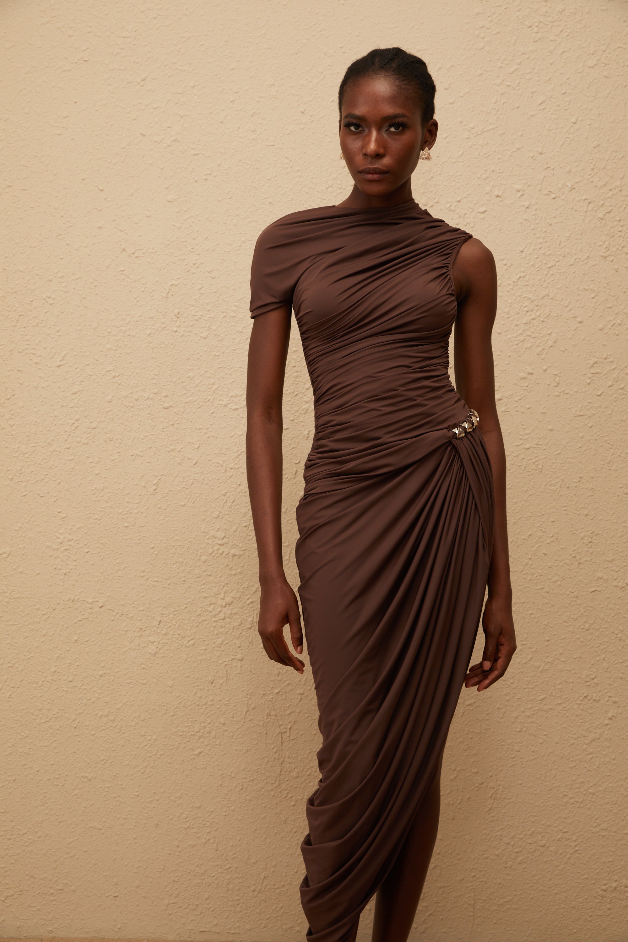 فستان بني قصير الأكمام بتصميم غير متماثل من Prune