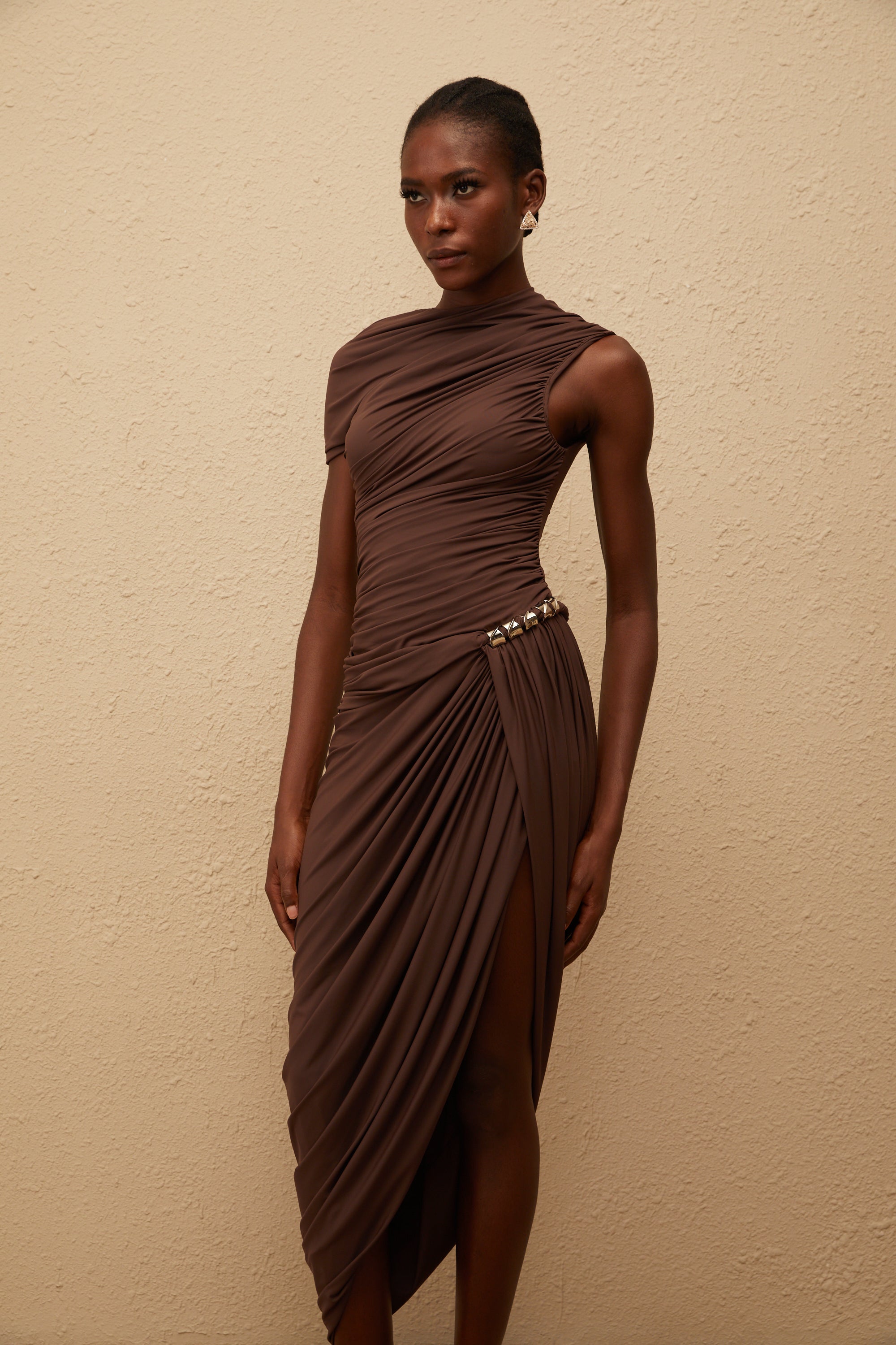 فستان بني قصير الأكمام بتصميم غير متماثل من Prune