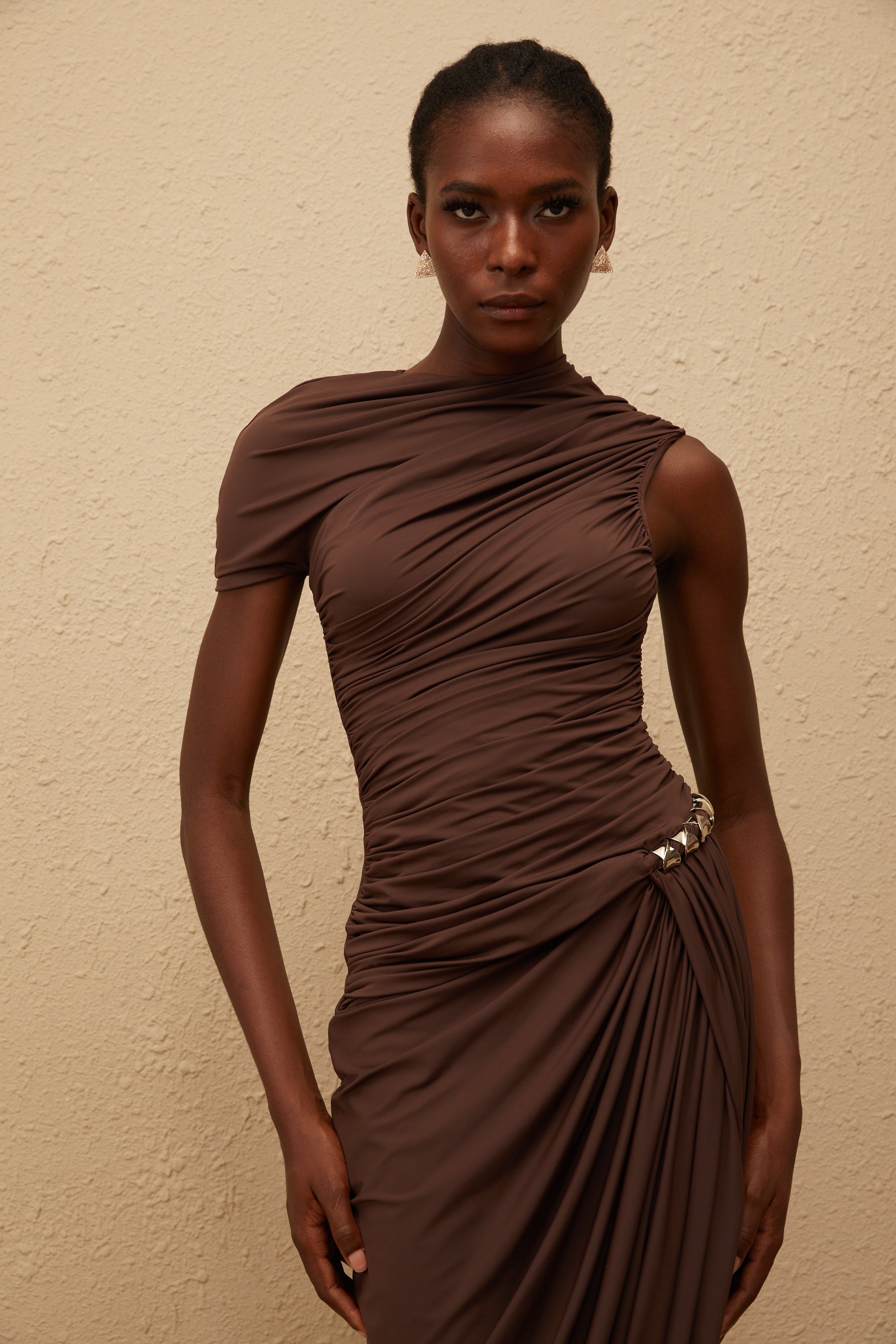 فستان بني قصير الأكمام بتصميم غير متماثل من Prune