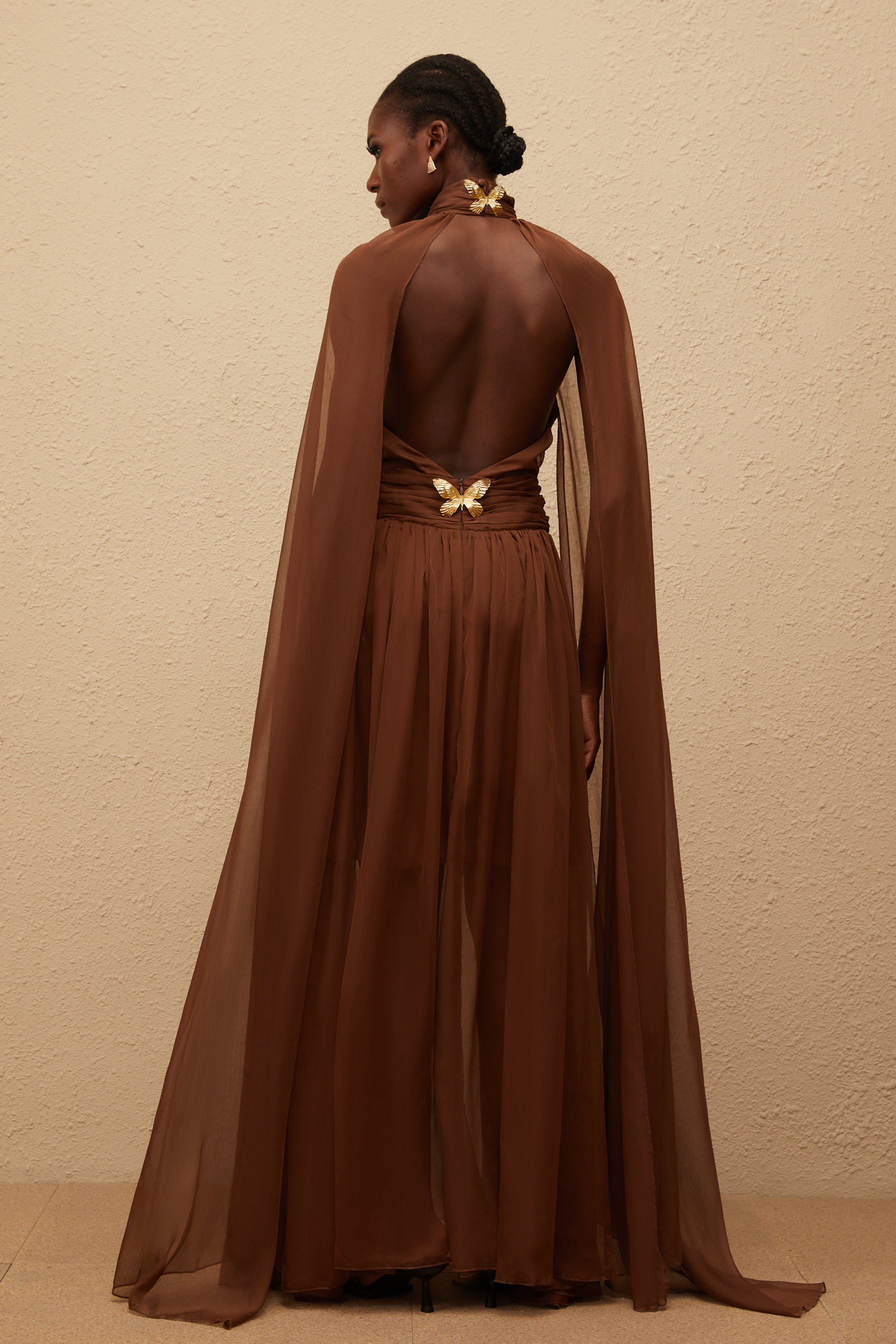 Coralie Brown – Plissiertes Tüllkleid im Cape-Design