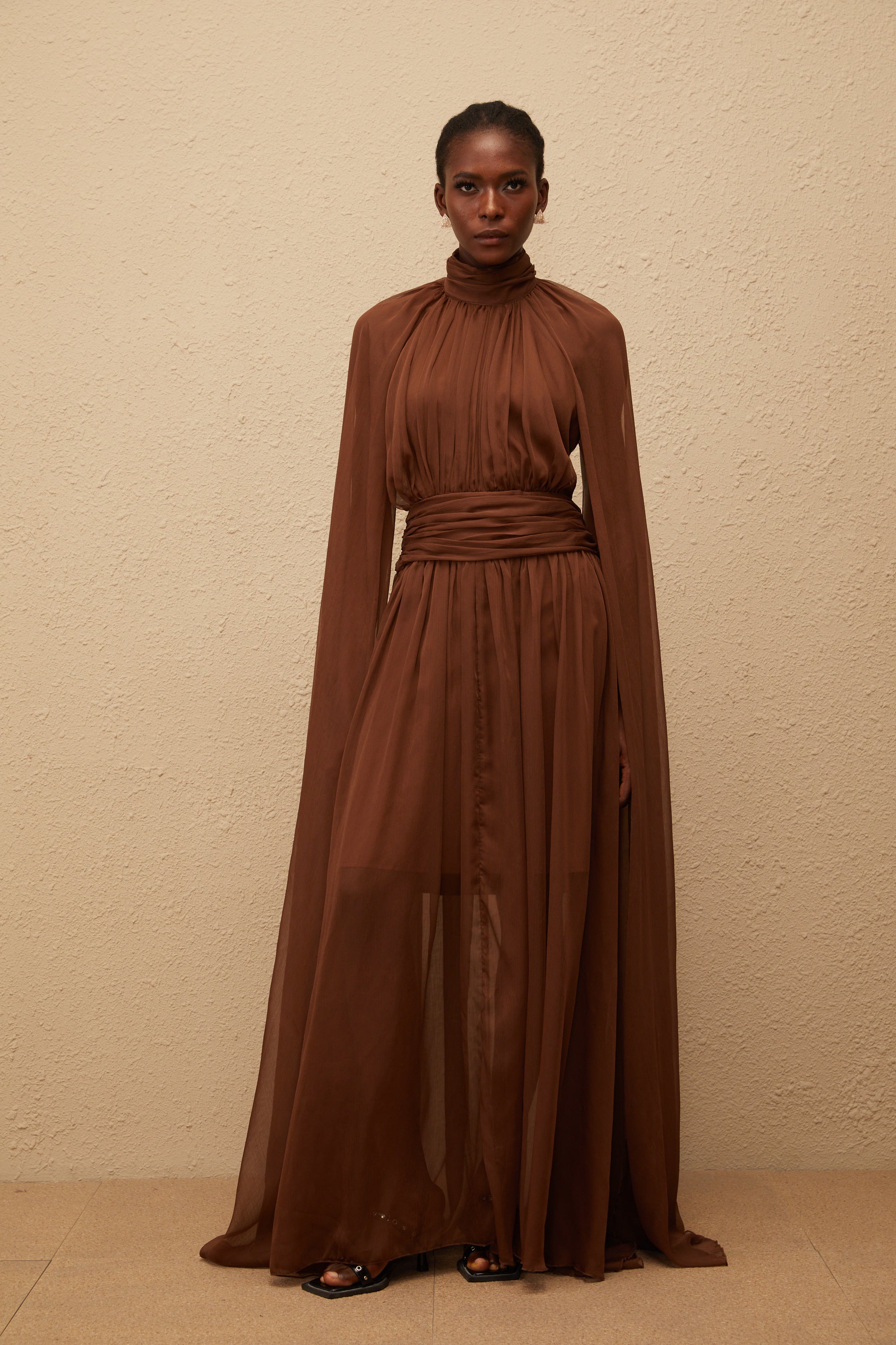 Coralie Brown – Plissiertes Tüllkleid im Cape-Design