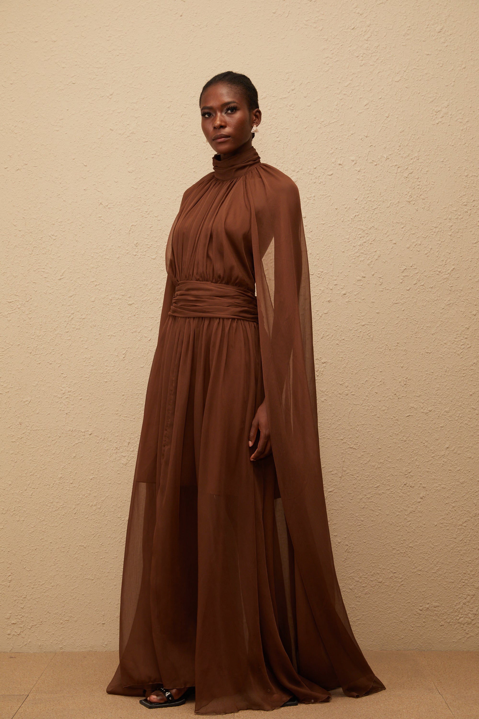 Coralie Brown – Plissiertes Tüllkleid im Cape-Design