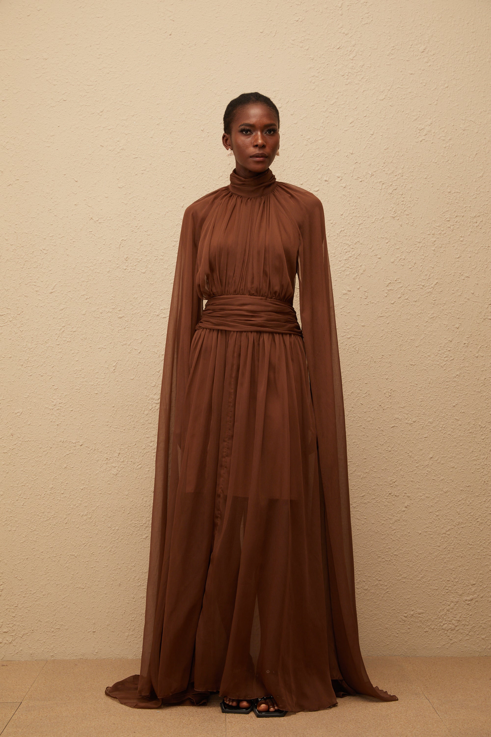 Coralie Brown – Plissiertes Tüllkleid im Cape-Design