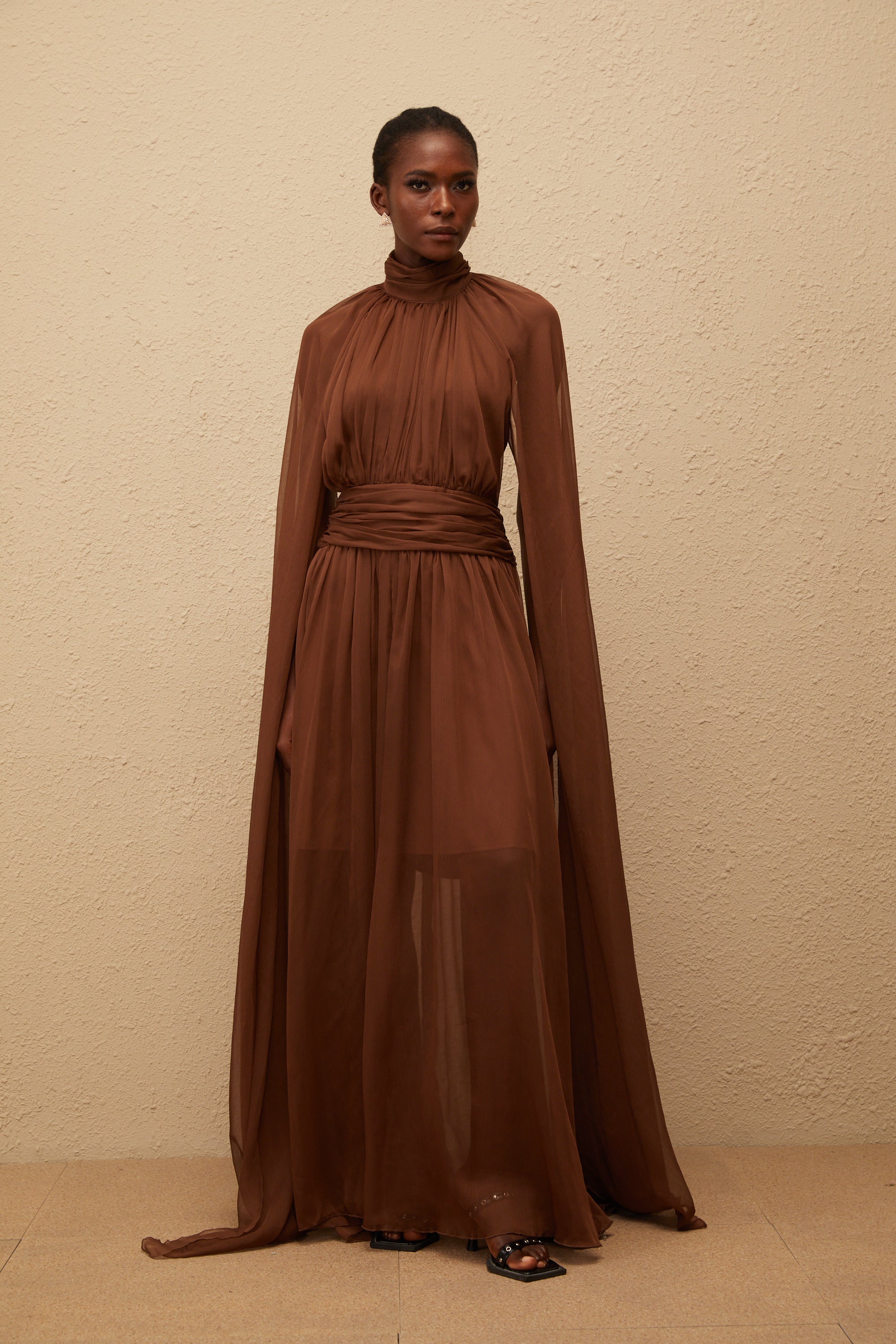 Coralie Brown – Plissiertes Tüllkleid im Cape-Design