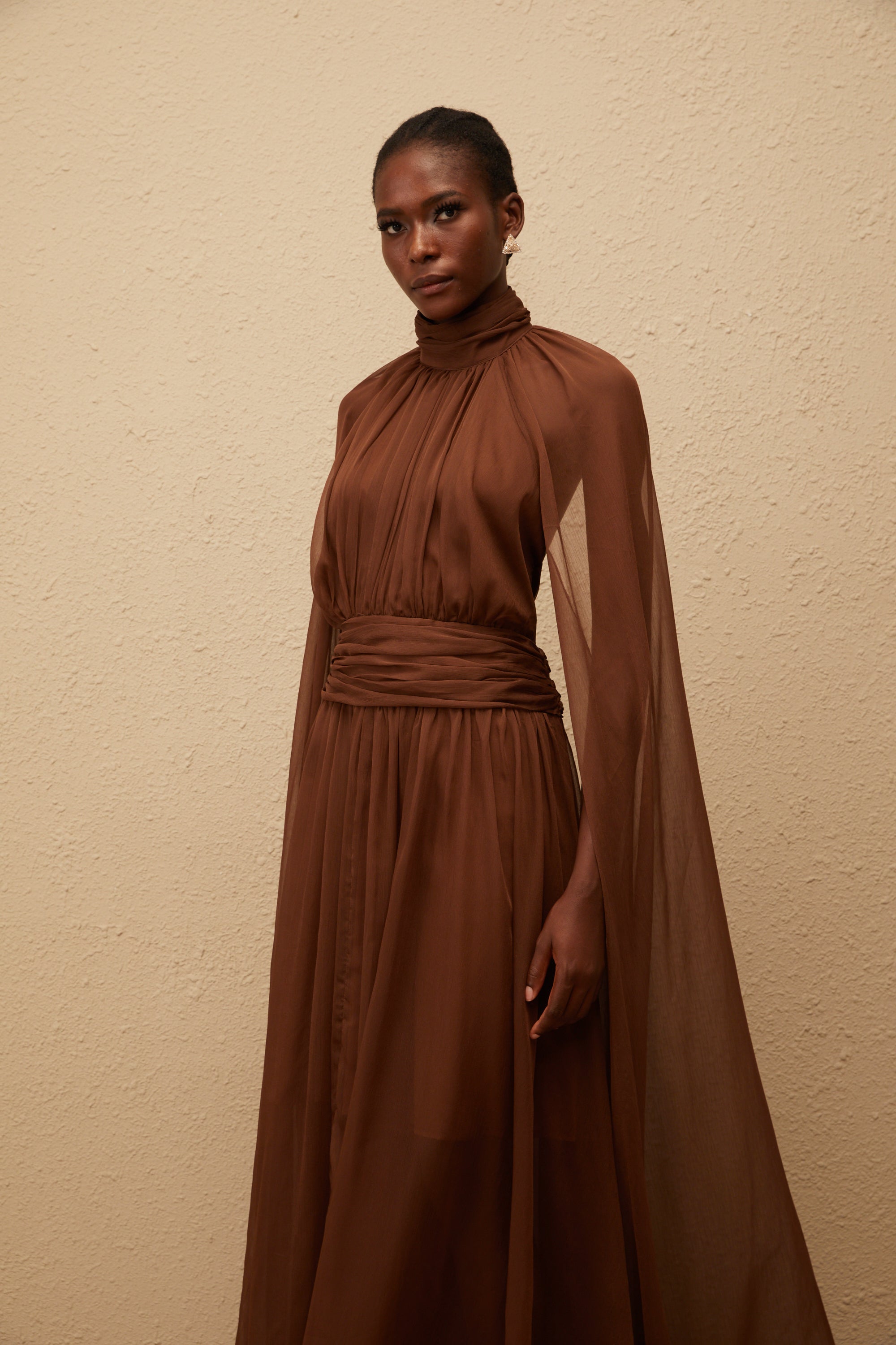 Coralie Brown – Plissiertes Tüllkleid im Cape-Design