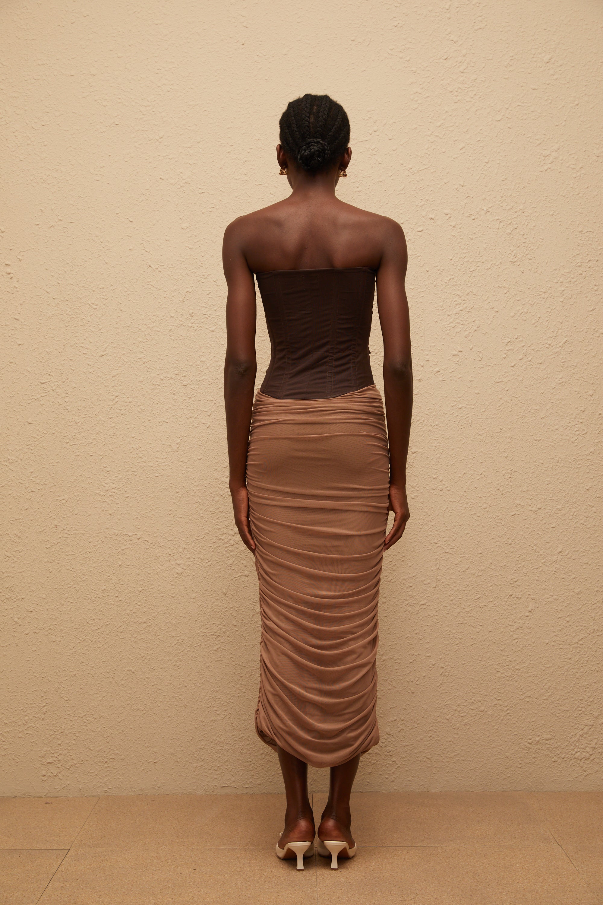 Drapiertes Midikleid aus Netzstoff mit Paisley-Muster in Braun