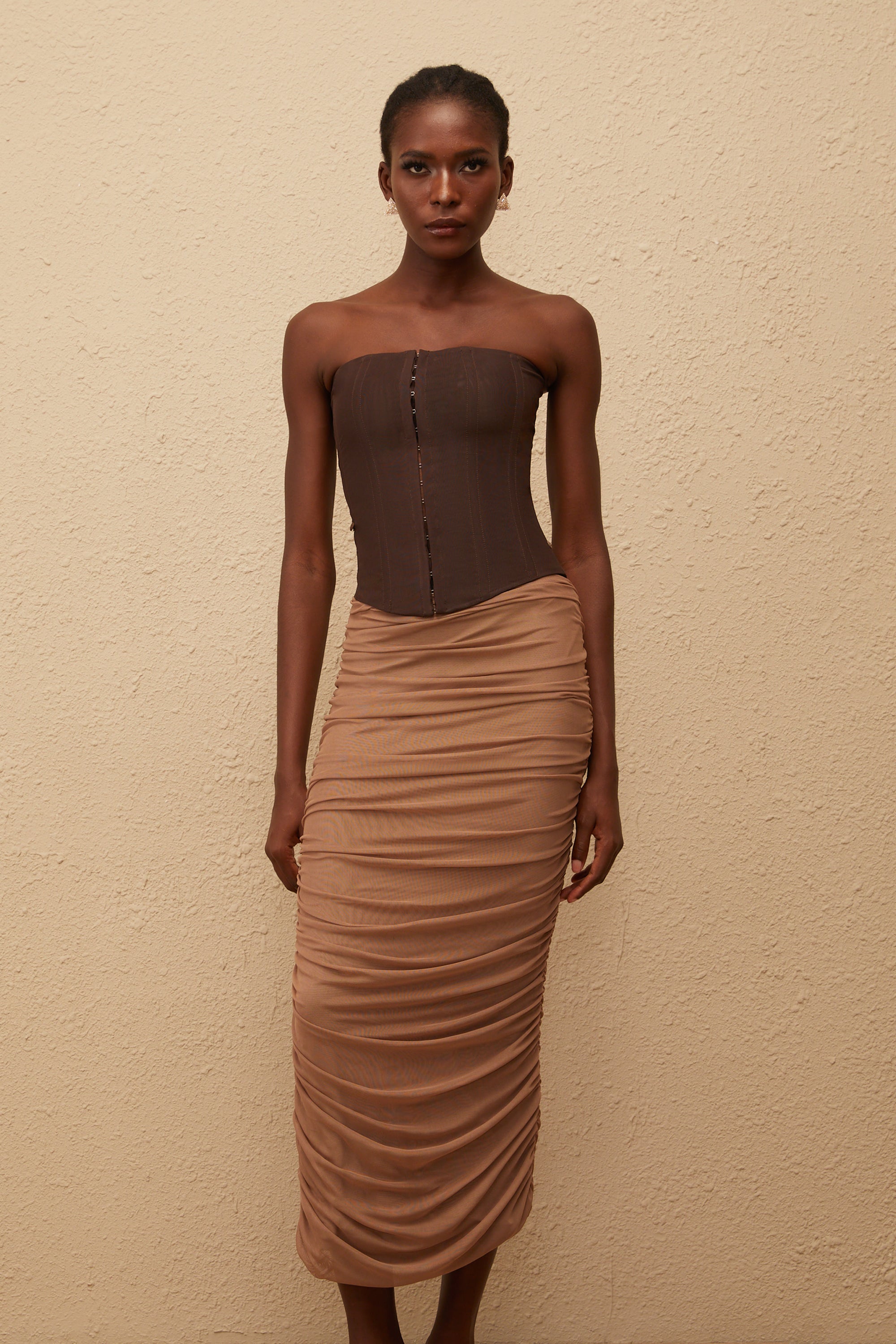 Drapiertes Midikleid aus Netzstoff mit Paisley-Muster in Braun