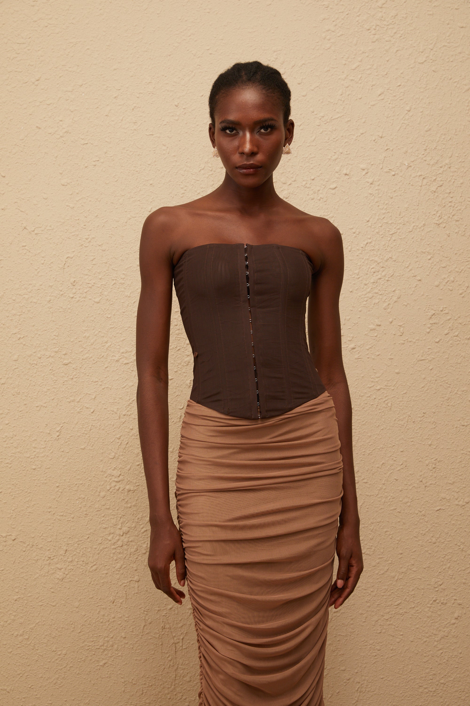 Drapiertes Midikleid aus Netzstoff mit Paisley-Muster in Braun