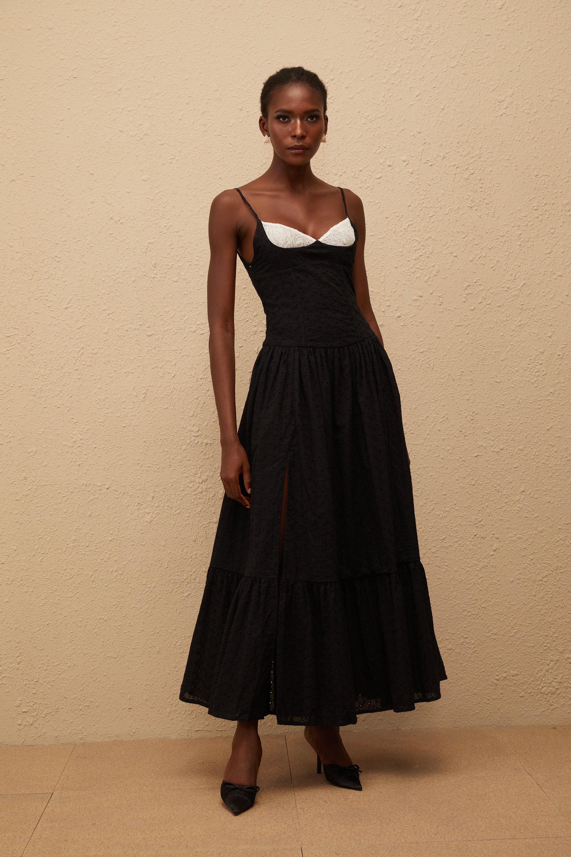 Amalia – Schwarzes, besticktes Korsett-Maxikleid