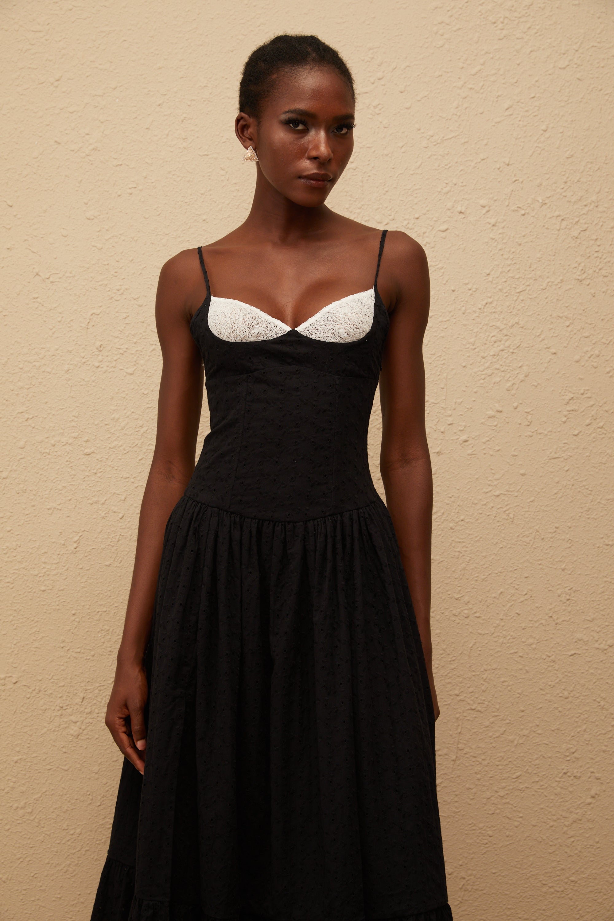 Amalia – Schwarzes, besticktes Korsett-Maxikleid