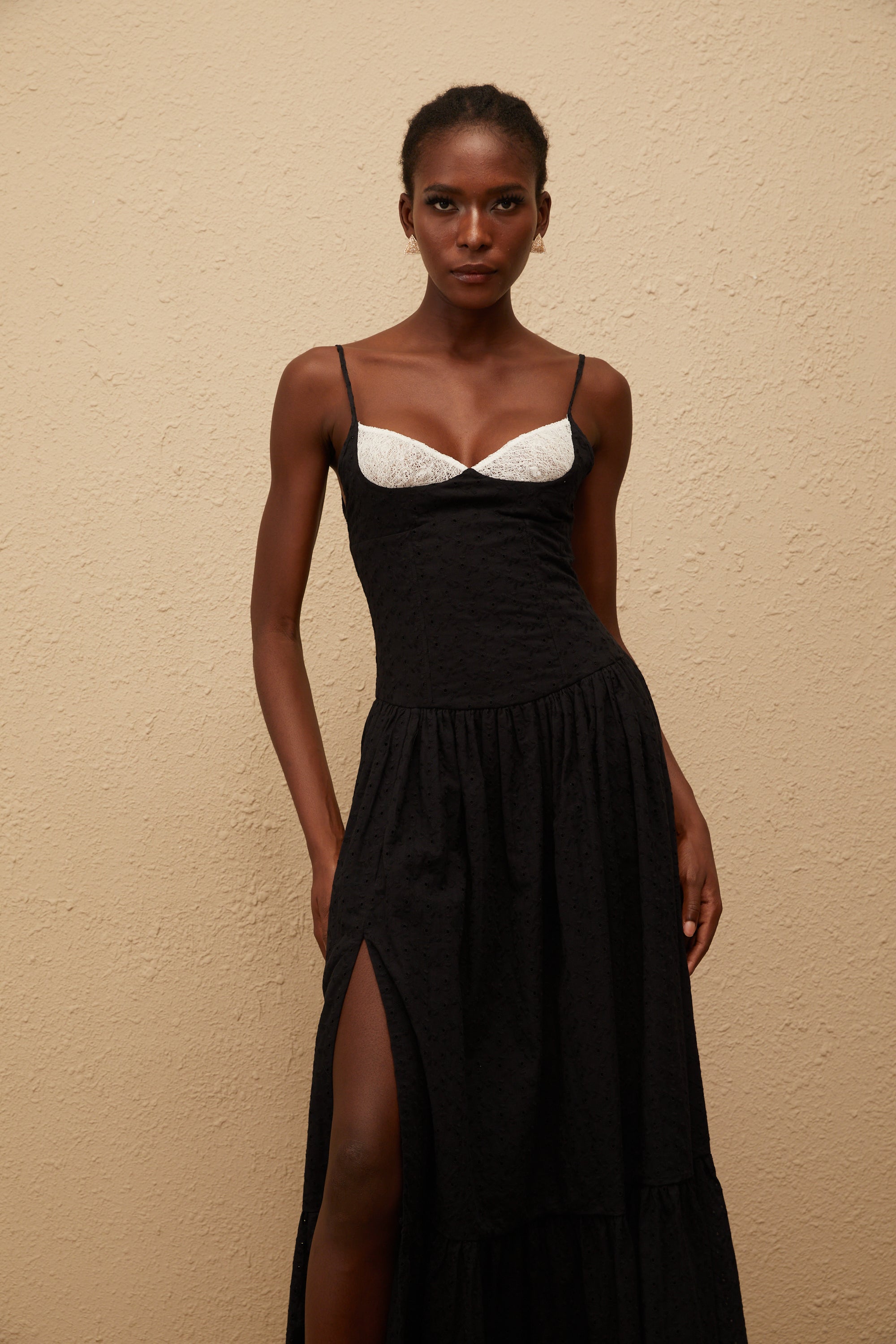 Amalia – Schwarzes, besticktes Korsett-Maxikleid