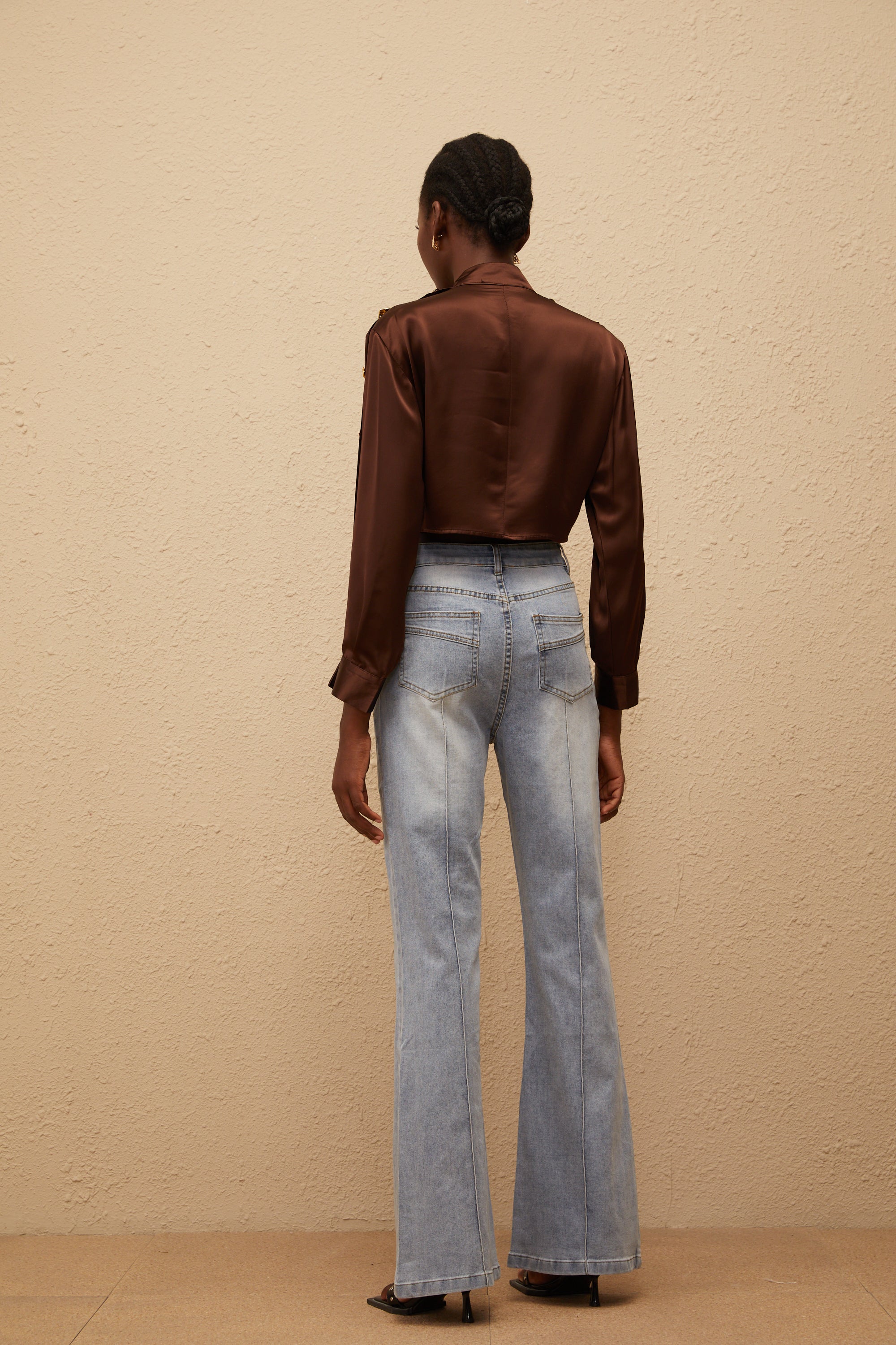 قميص قصير من الساتان البني من جوزيت مع ربطة عنق