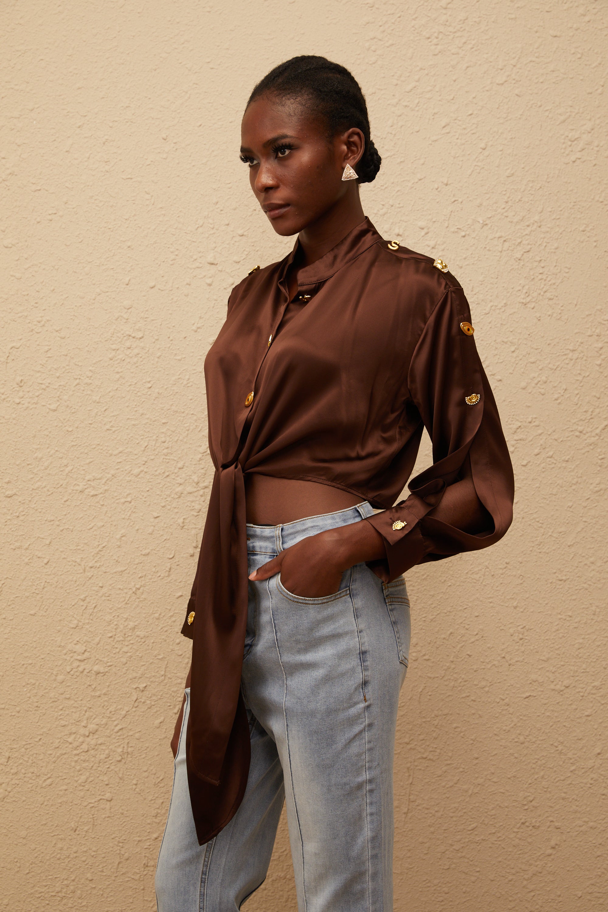 قميص قصير من الساتان البني من جوزيت مع ربطة عنق