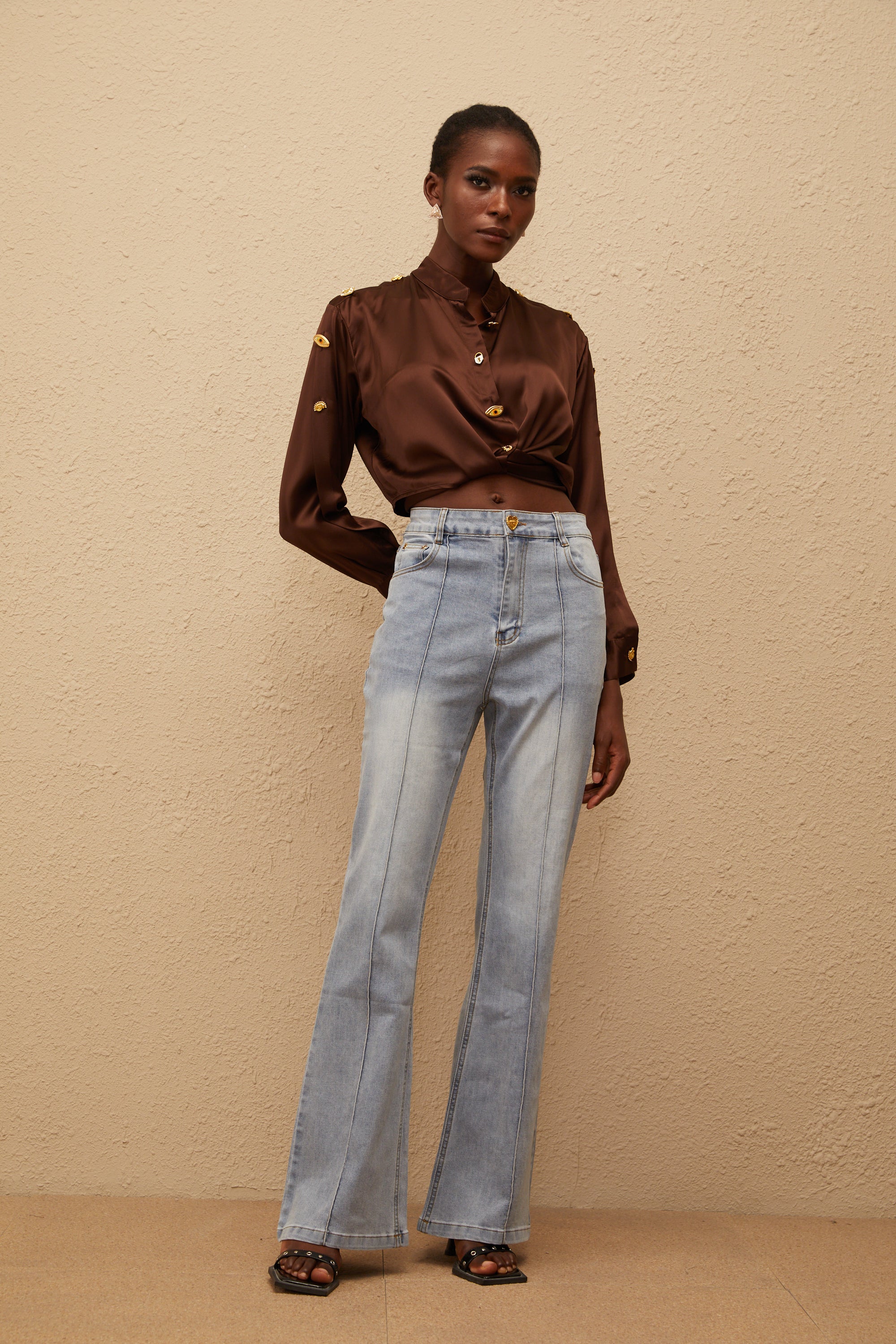 قميص قصير من الساتان البني من جوزيت مع ربطة عنق