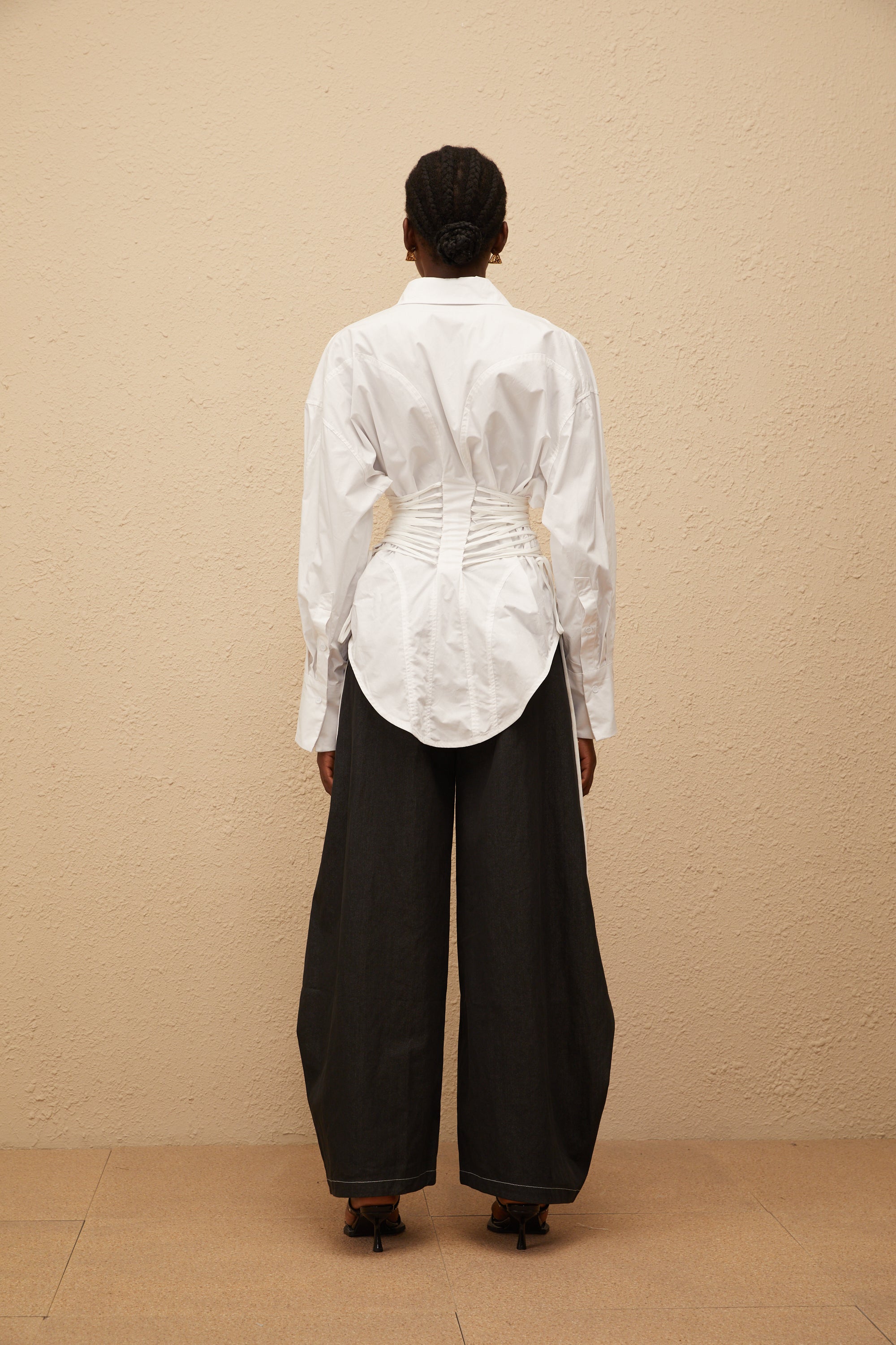 قميص بيرينيس الأبيض المنحني برباط