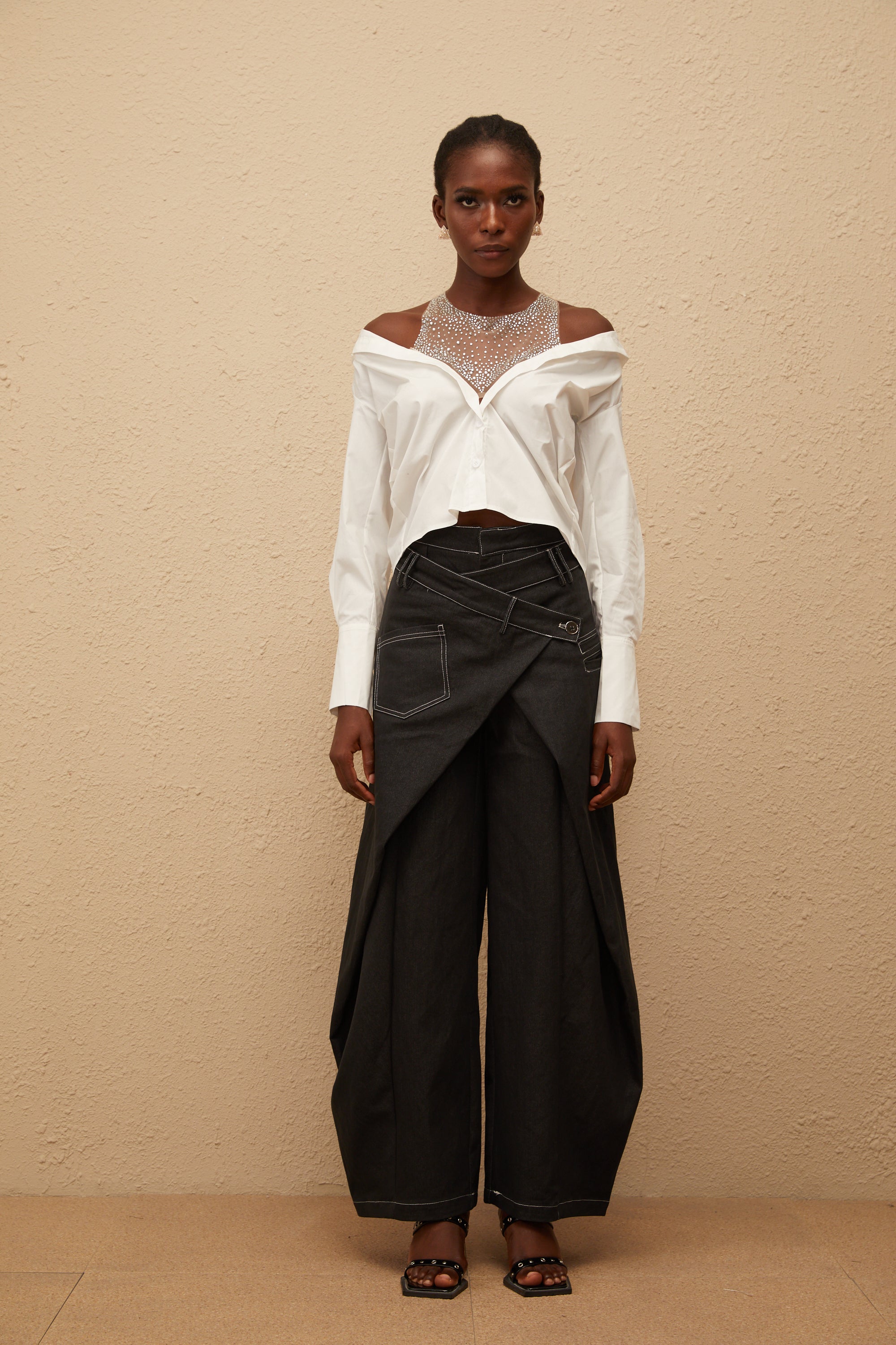 قميص فرناندي الأبيض المزين بلوحة شبكية من أحجار الراين