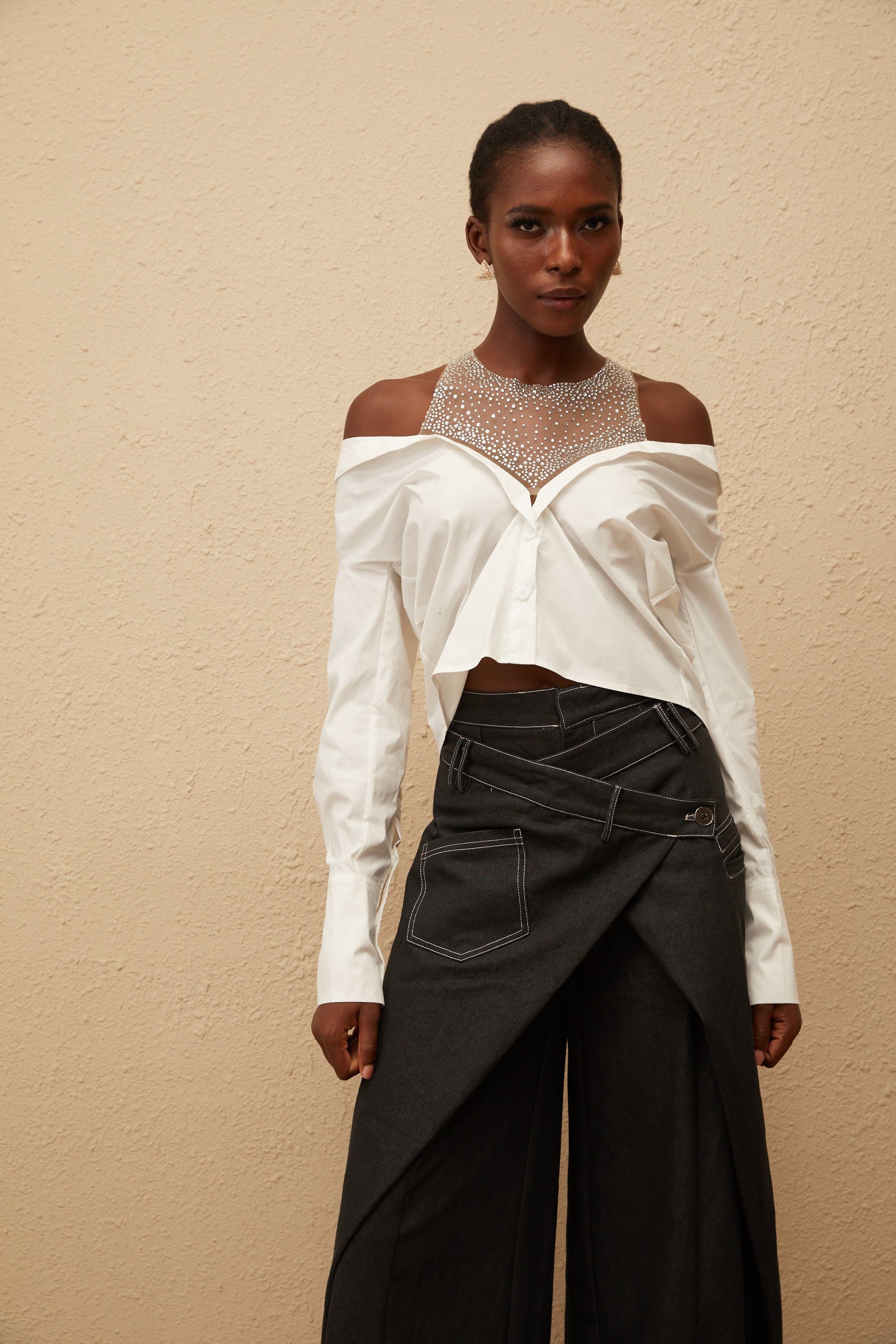 قميص فرناندي الأبيض المزين بلوحة شبكية من أحجار الراين