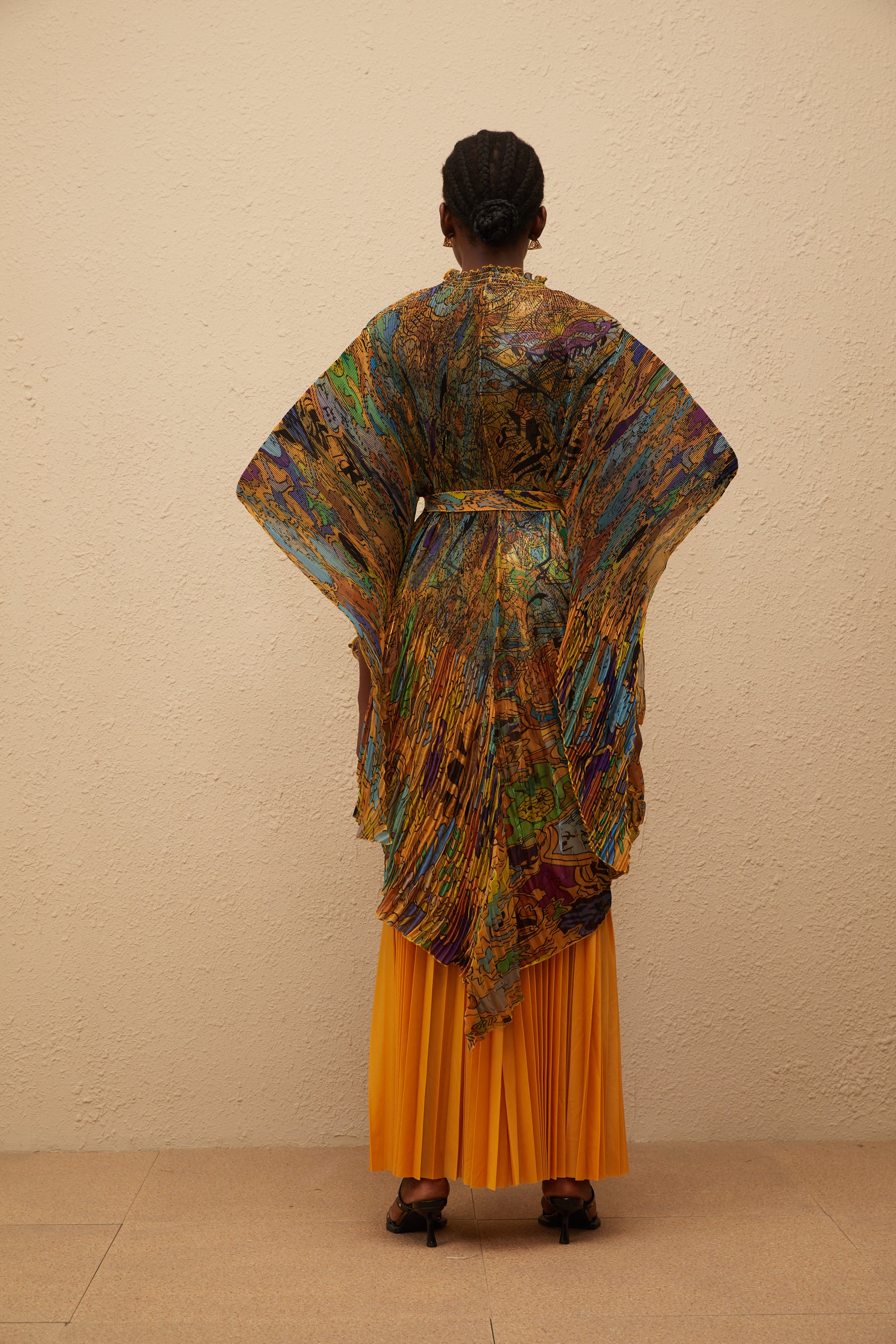 طقم بلوزة وبنطال مطوية بطبعة برتقالية من ميلودي