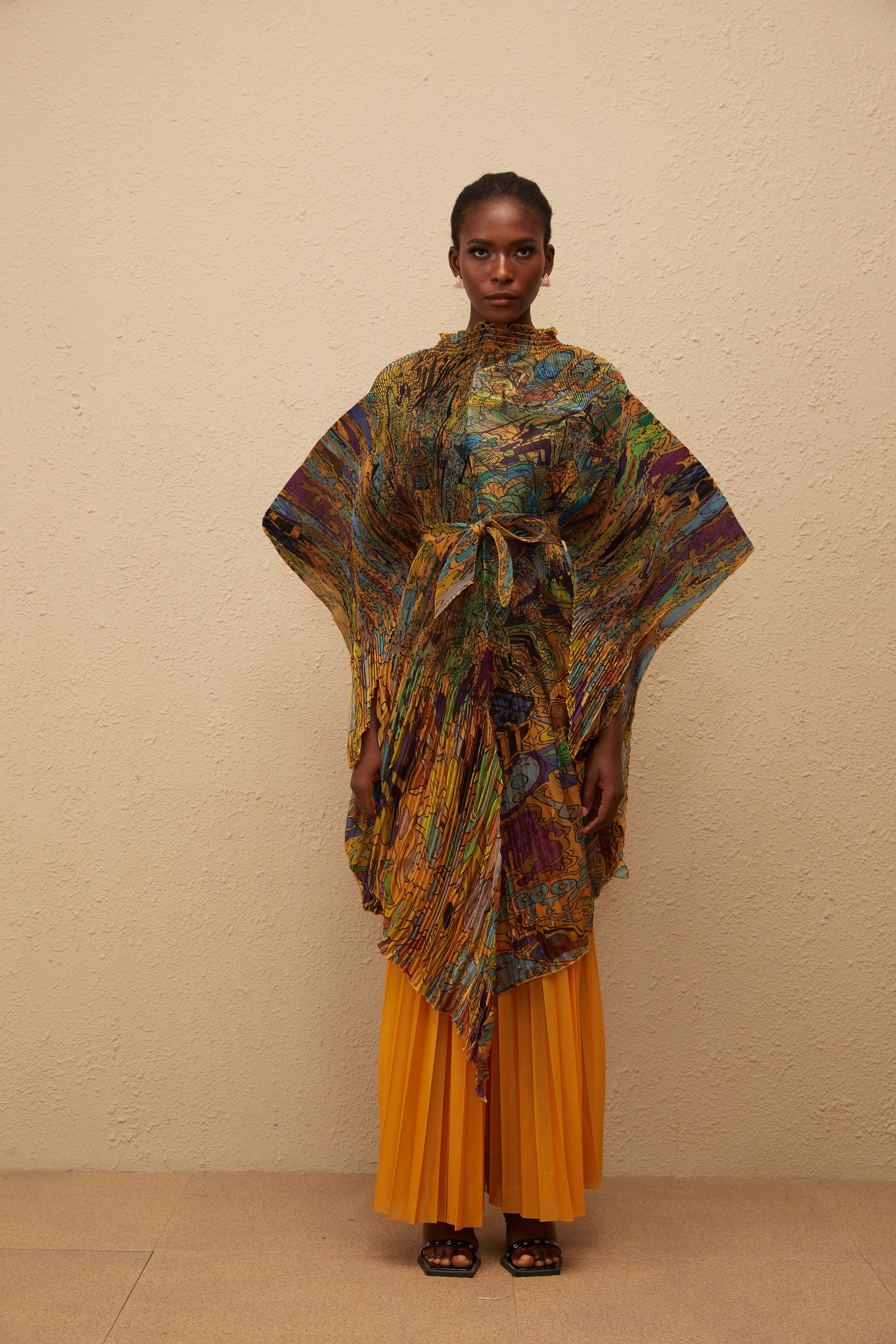 طقم بلوزة وبنطال مطوية بطبعة برتقالية من ميلودي