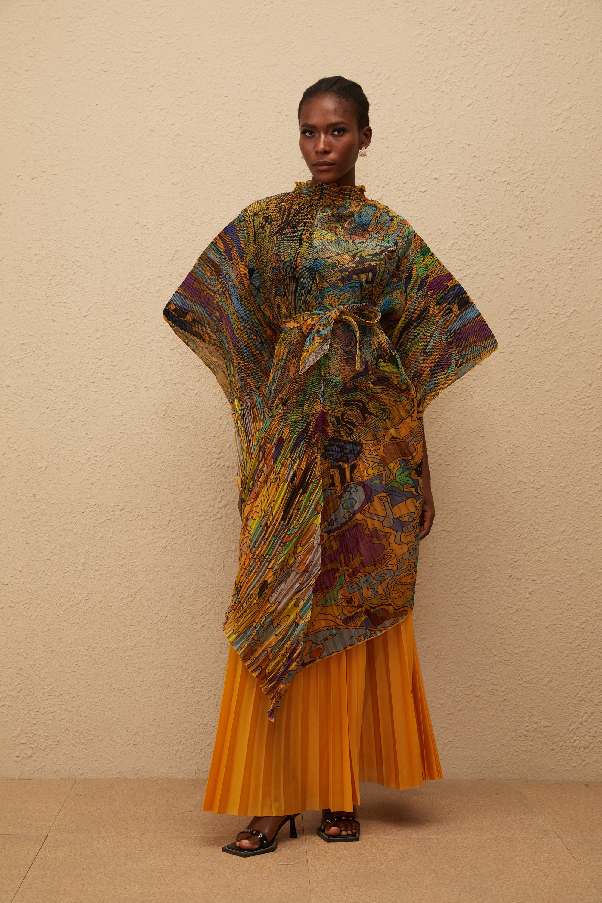 طقم بلوزة وبنطال مطوية بطبعة برتقالية من ميلودي