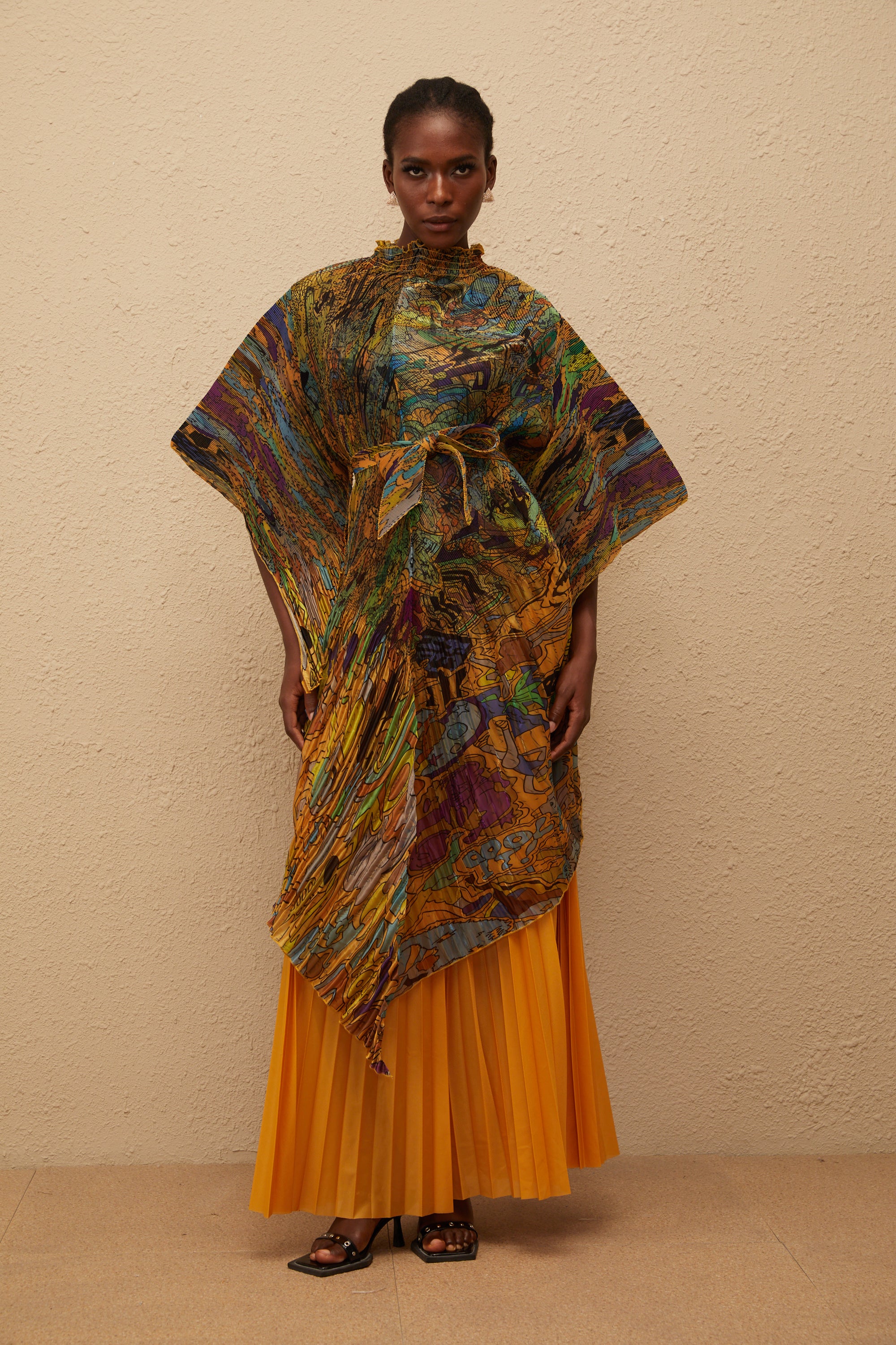 طقم بلوزة وبنطال مطوية بطبعة برتقالية من ميلودي