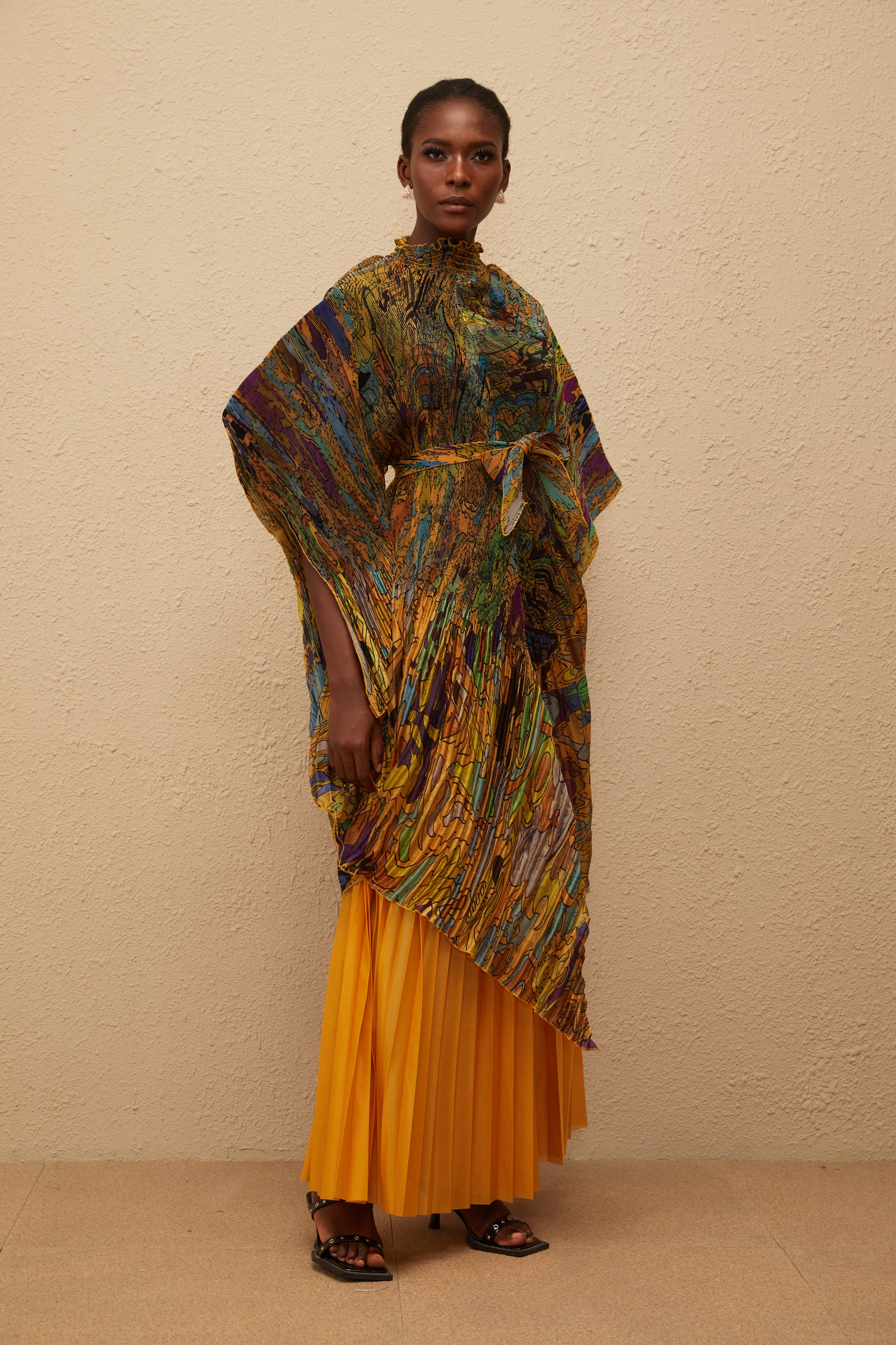 طقم بلوزة وبنطال مطوية بطبعة برتقالية من ميلودي