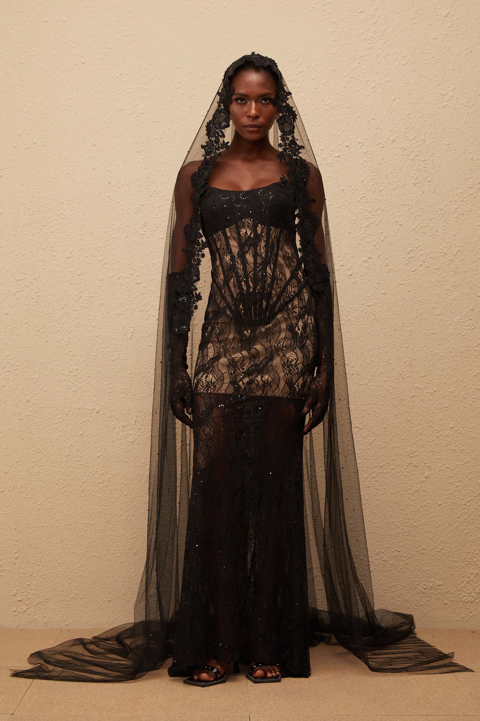 Bertille – Schwarzes Korsett-Maxikleid mit Blumenspitze