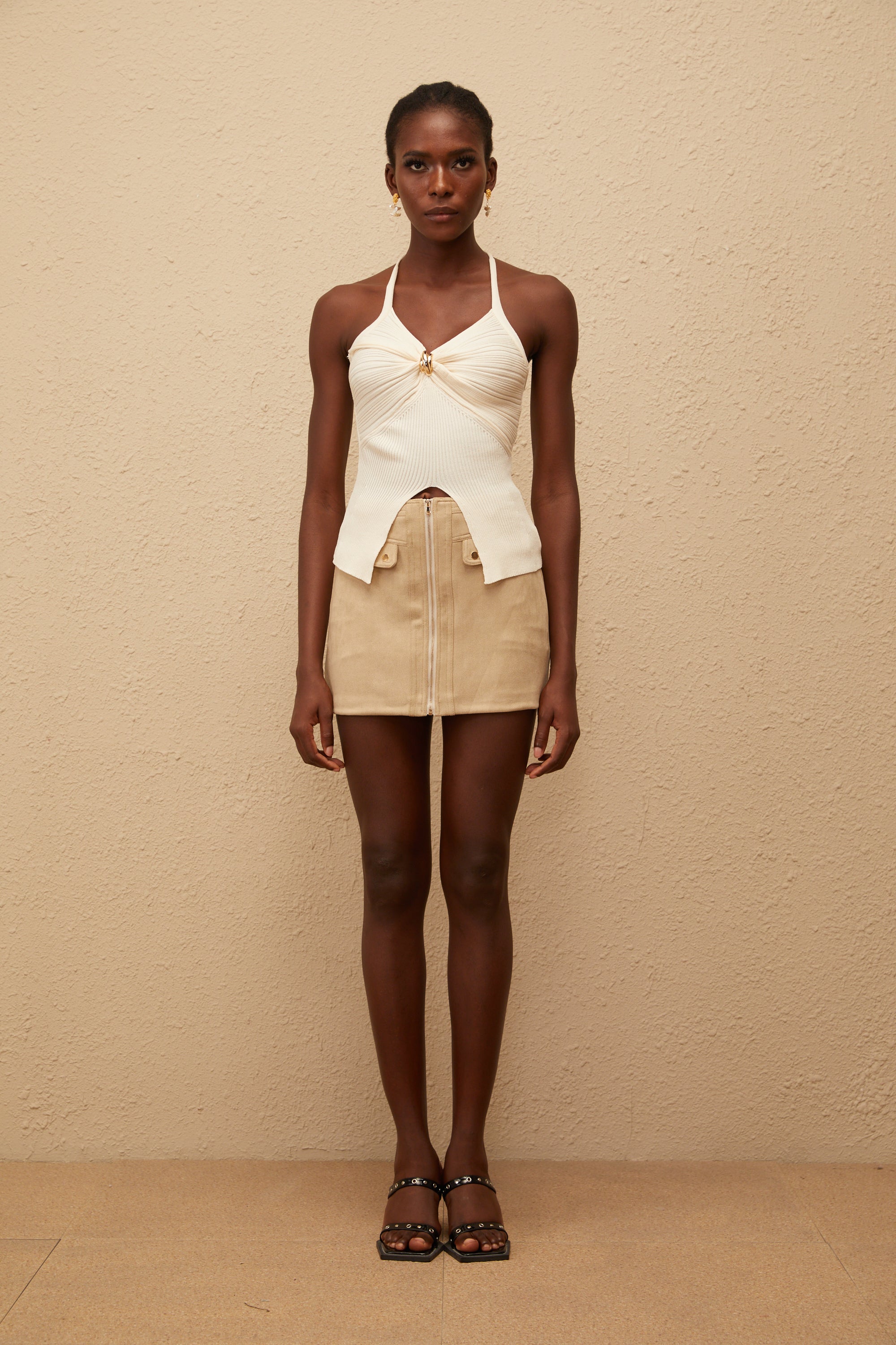 طقم بلوزة محبوكة مضلعة وتنورة من جلد الغزال من Quitterie