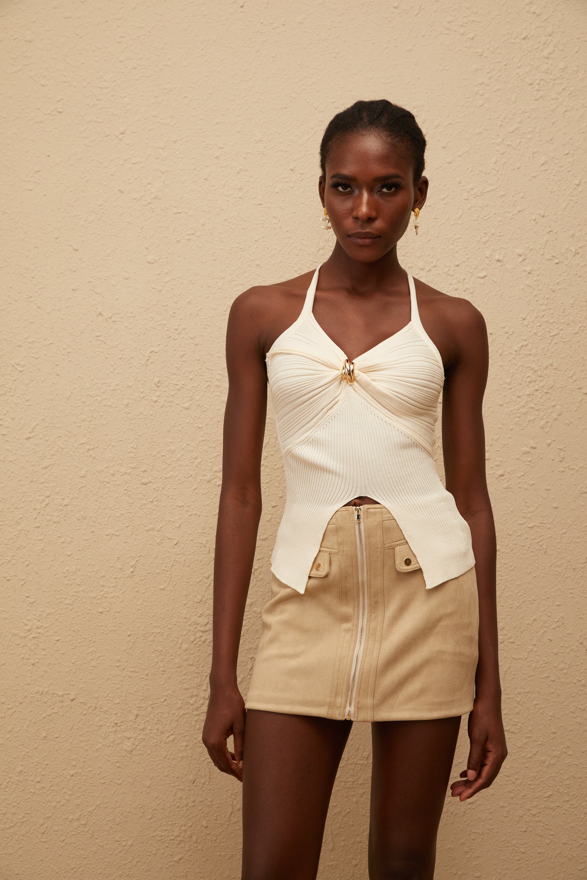 طقم بلوزة محبوكة مضلعة وتنورة من جلد الغزال من Quitterie