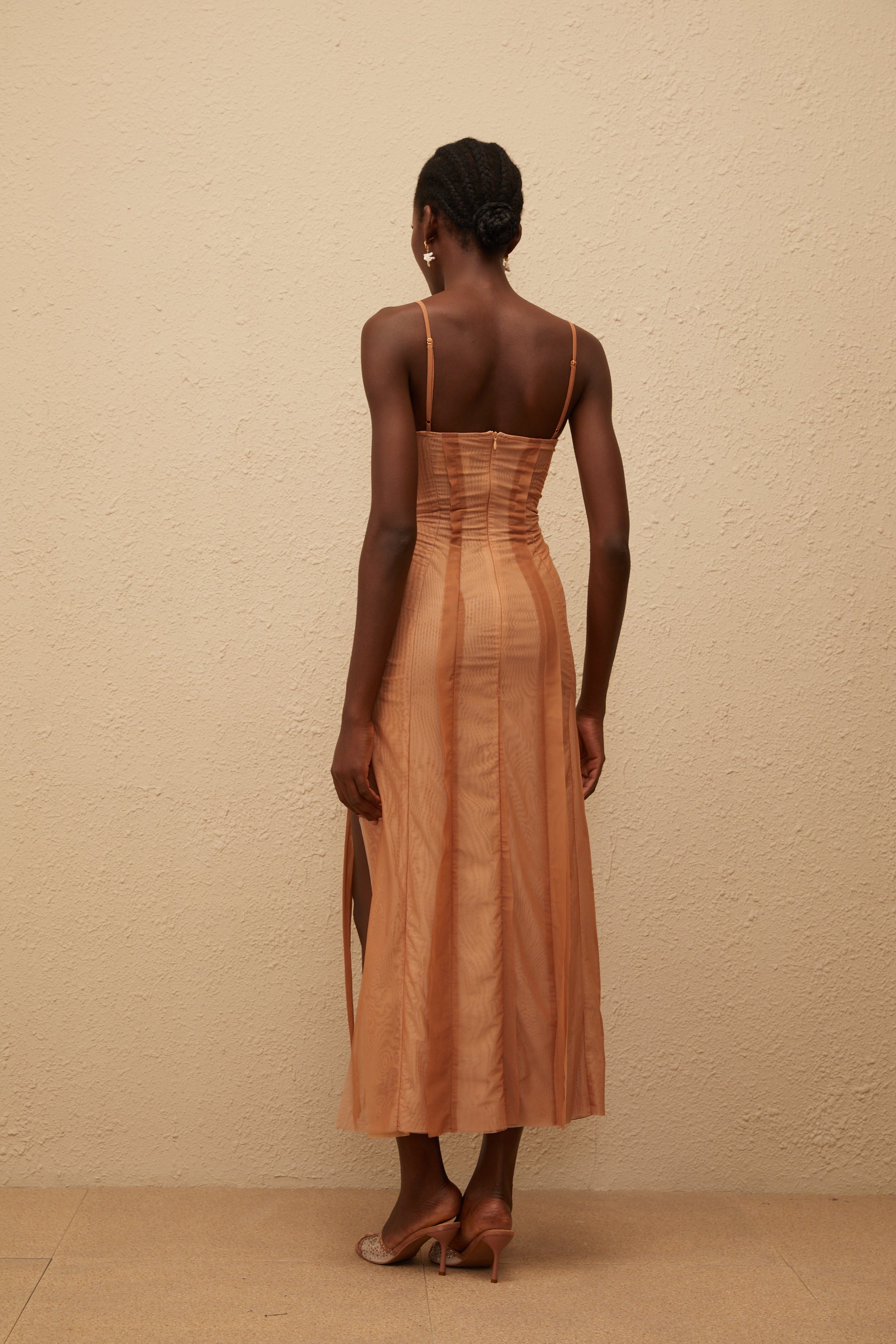 Roxane – Braunes, asymmetrisches Maxikleid aus Tüll