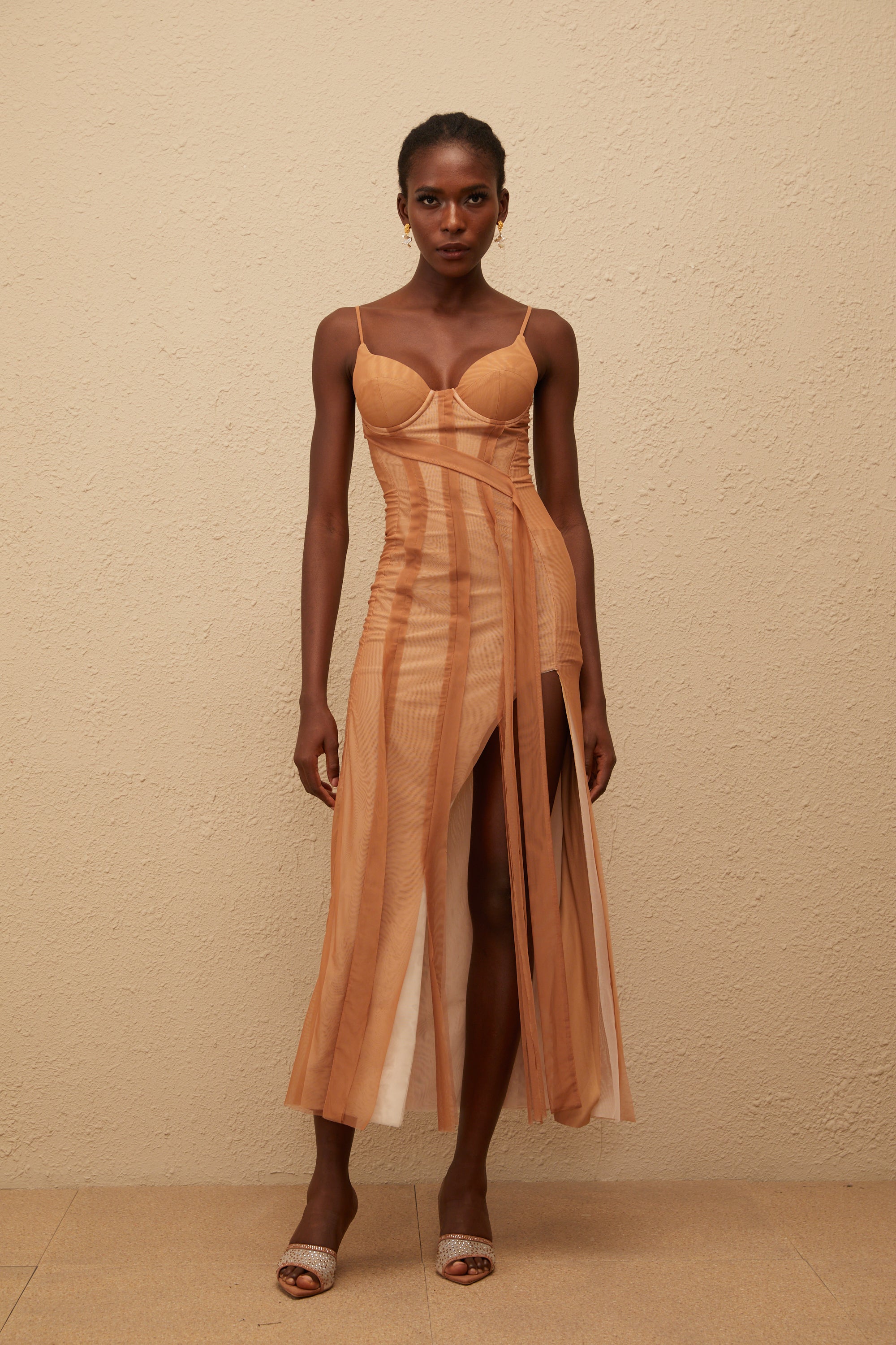 Roxane – Braunes, asymmetrisches Maxikleid aus Tüll