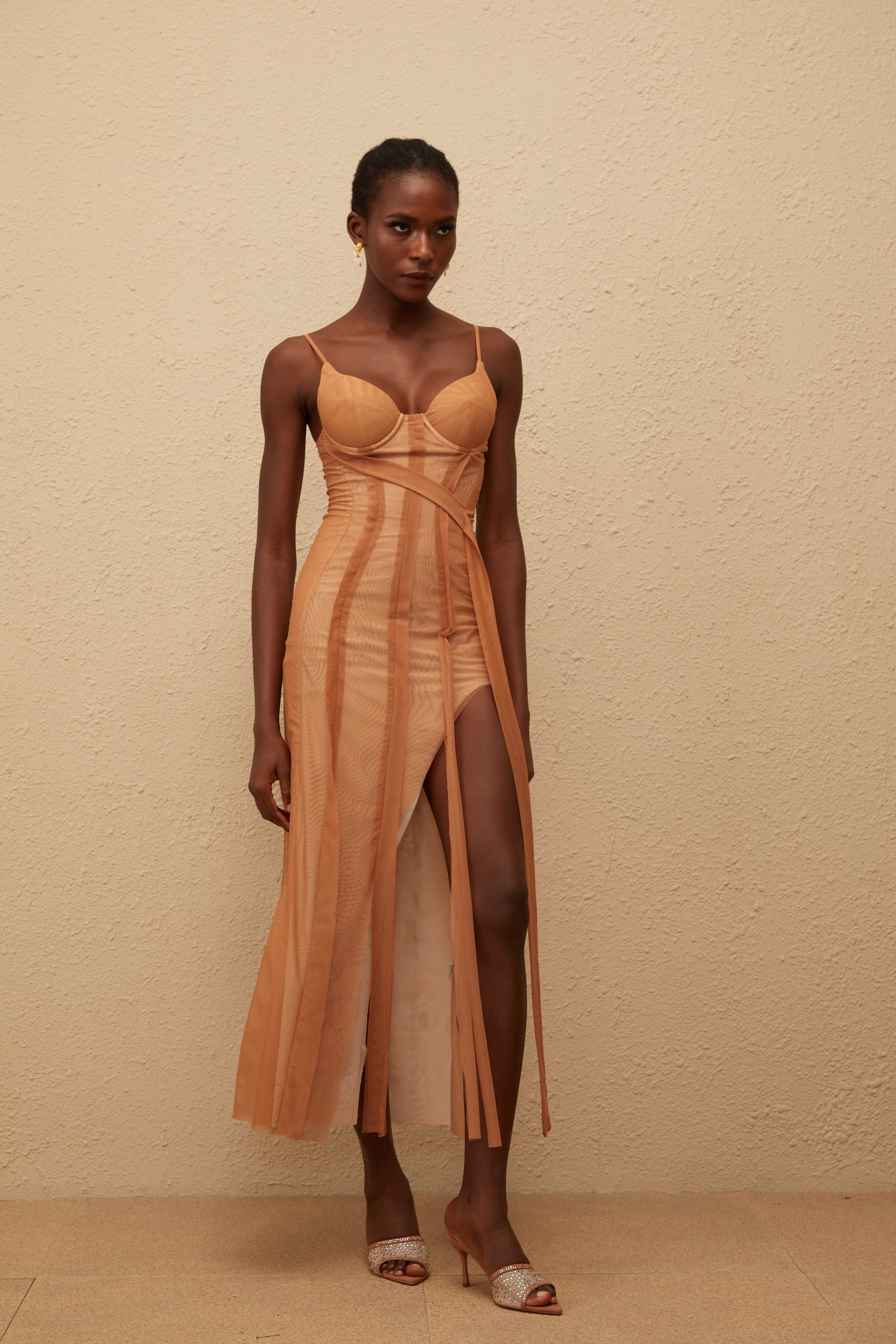 Roxane – Braunes, asymmetrisches Maxikleid aus Tüll