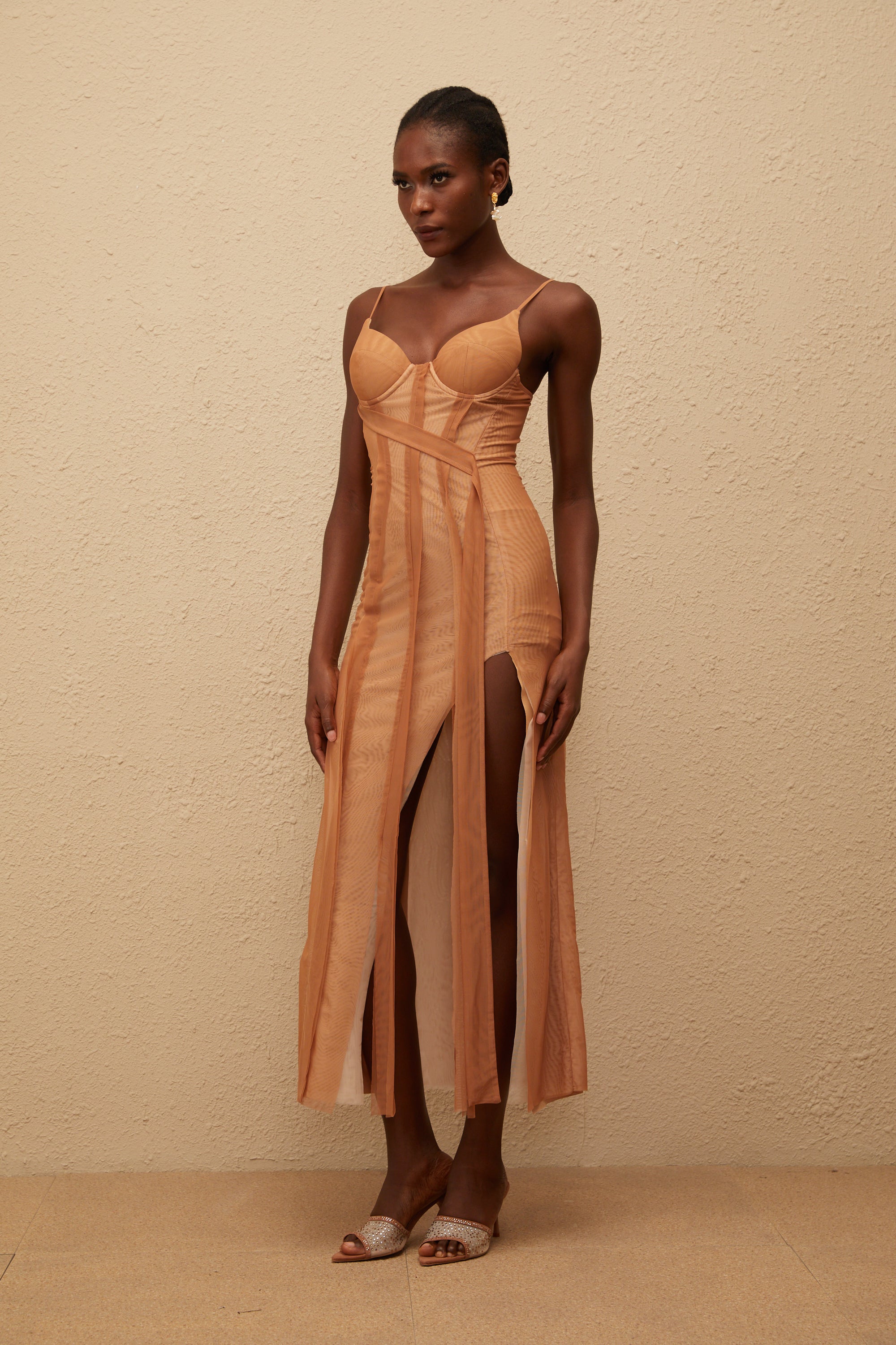 Roxane – Braunes, asymmetrisches Maxikleid aus Tüll