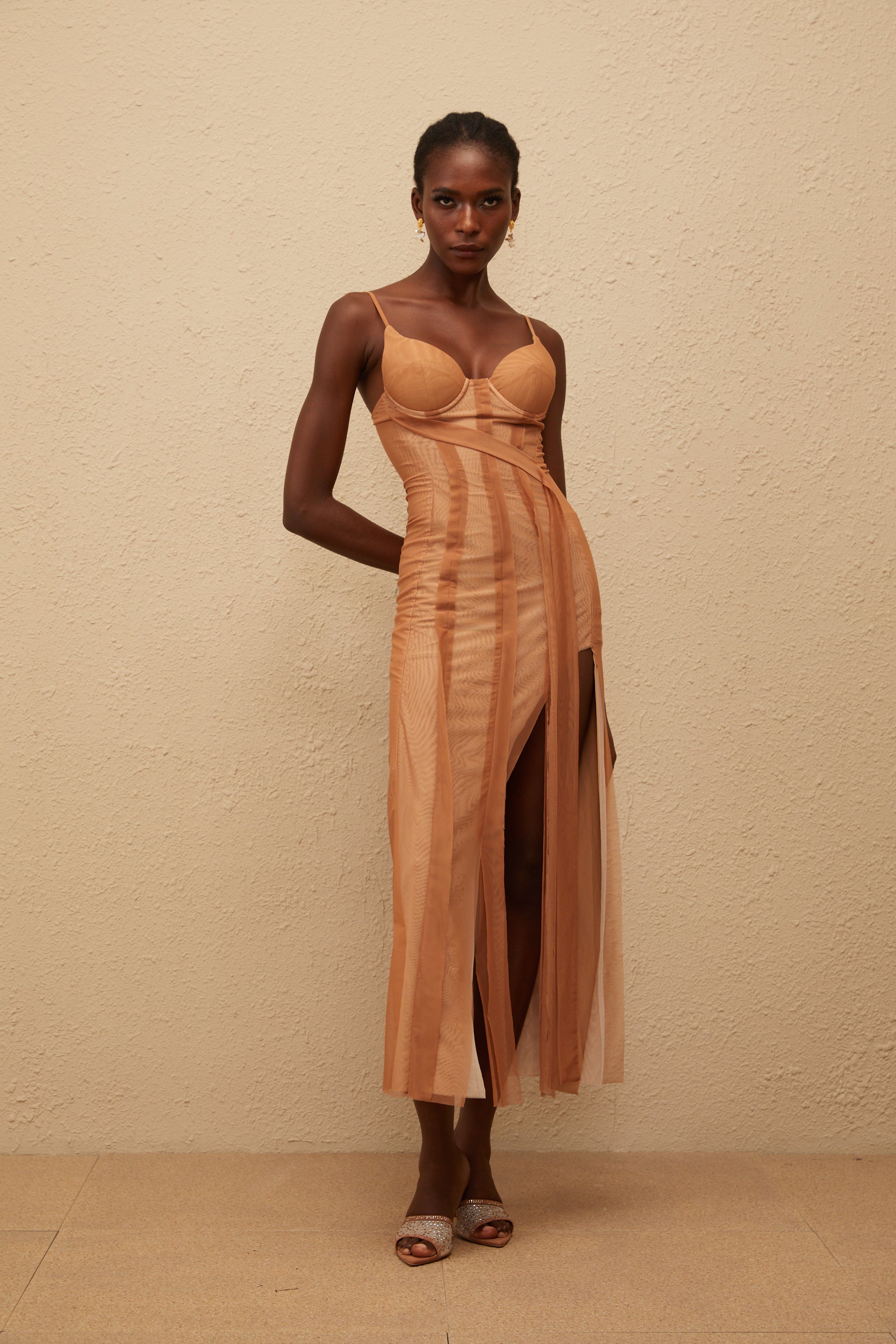 Roxane – Braunes, asymmetrisches Maxikleid aus Tüll