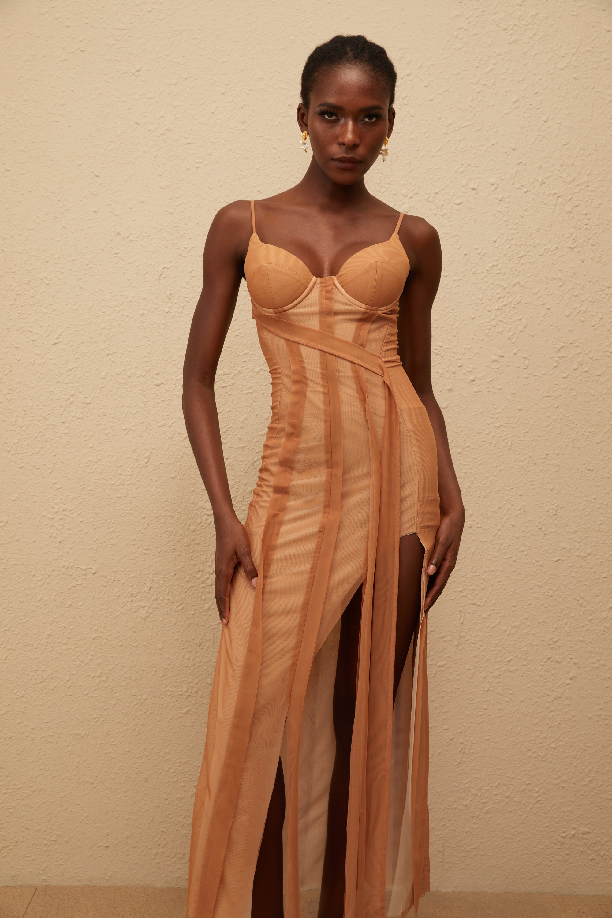 Roxane – Braunes, asymmetrisches Maxikleid aus Tüll