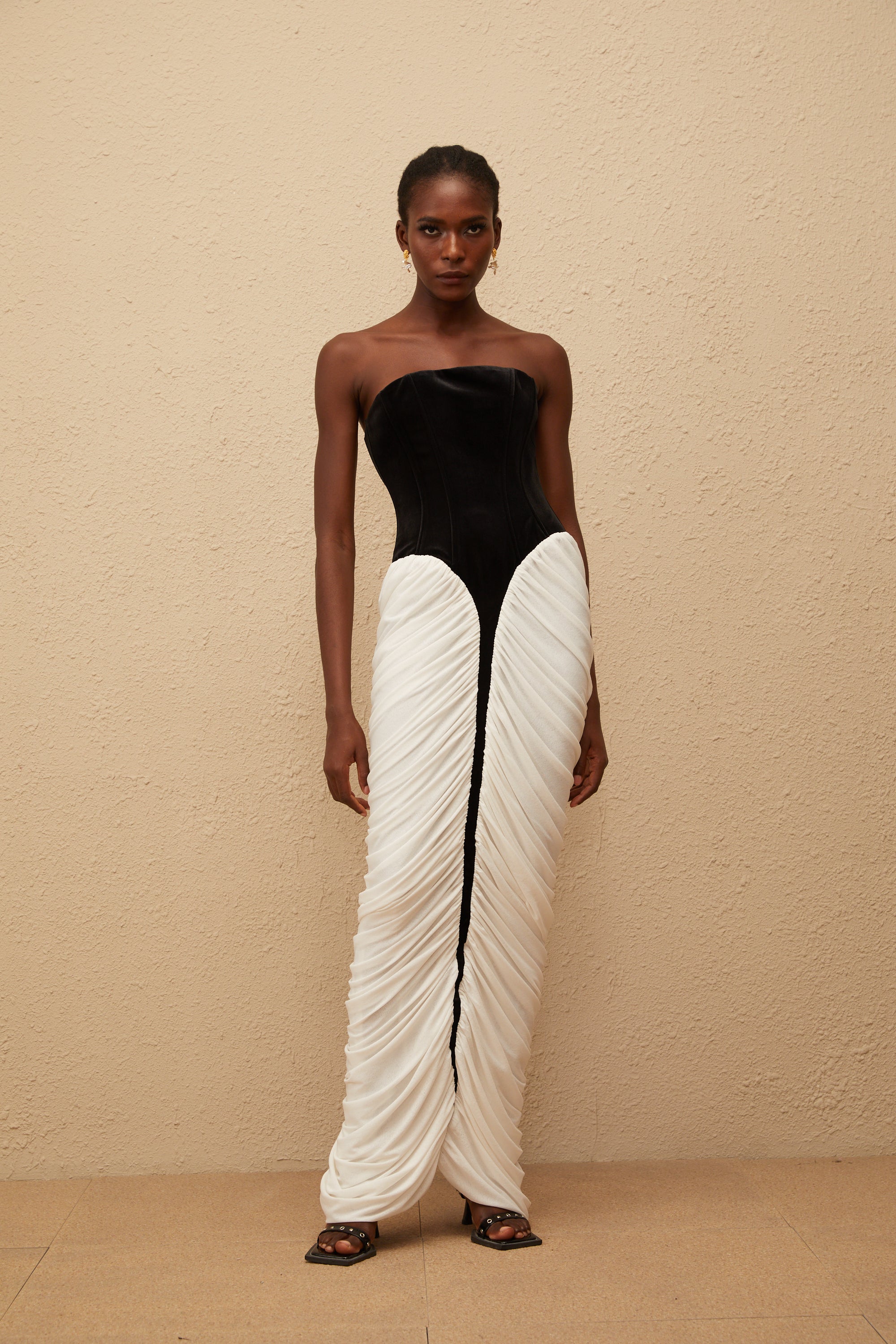 فستان ماكسي أسود من المخمل مع كشكشة