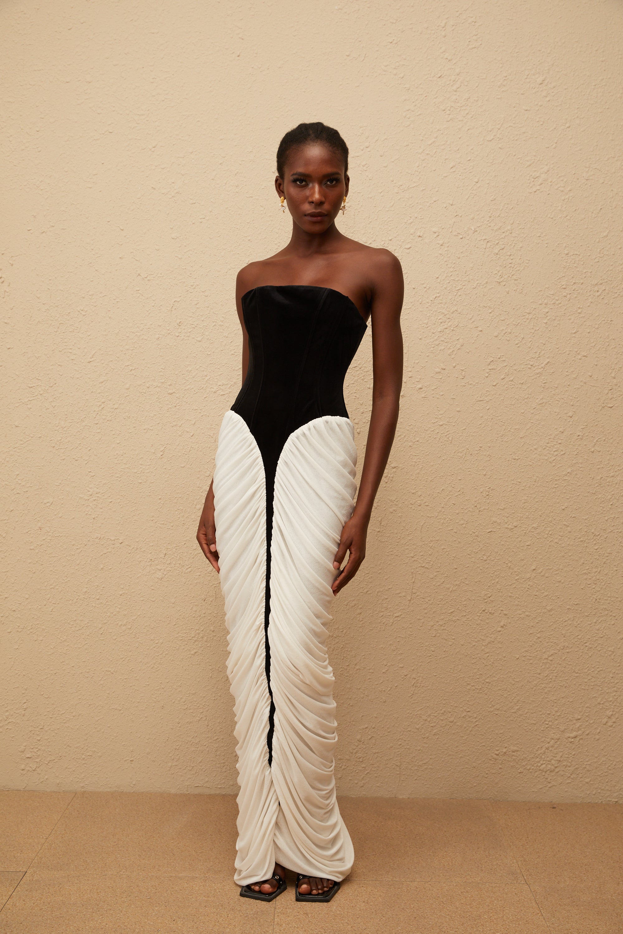 فستان ماكسي أسود من المخمل مع كشكشة