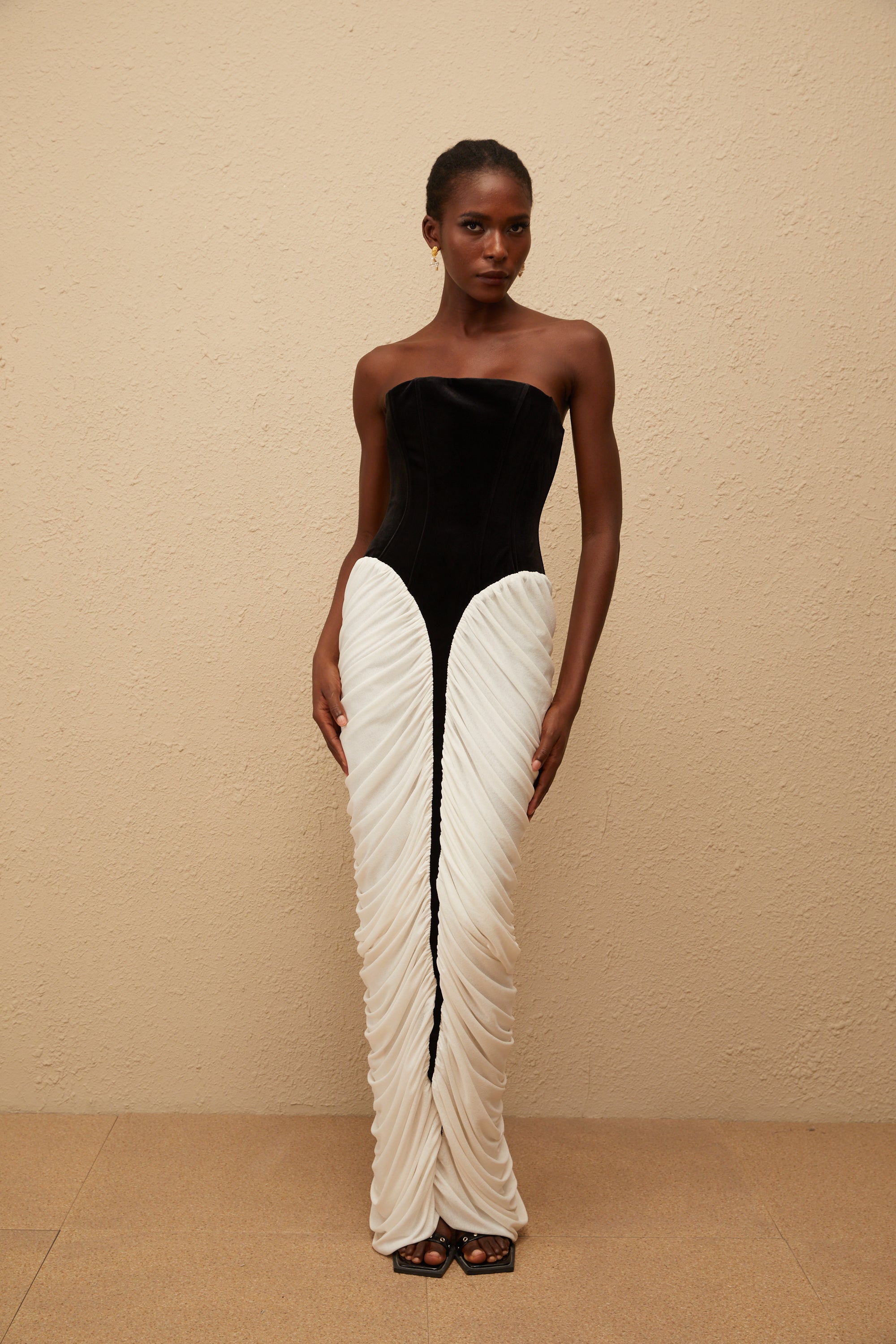 فستان ماكسي أسود من المخمل مع كشكشة