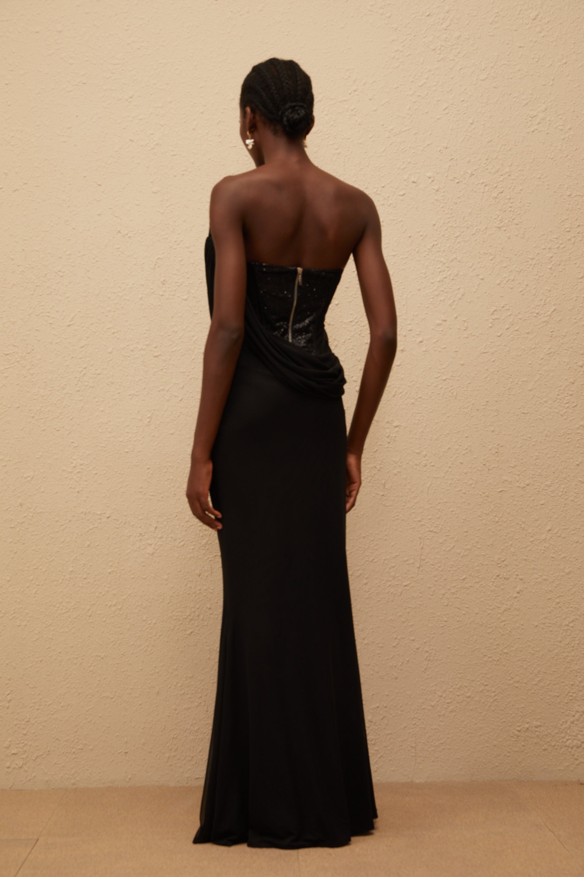 فستان سكارليت ماكسي أسود بألواح