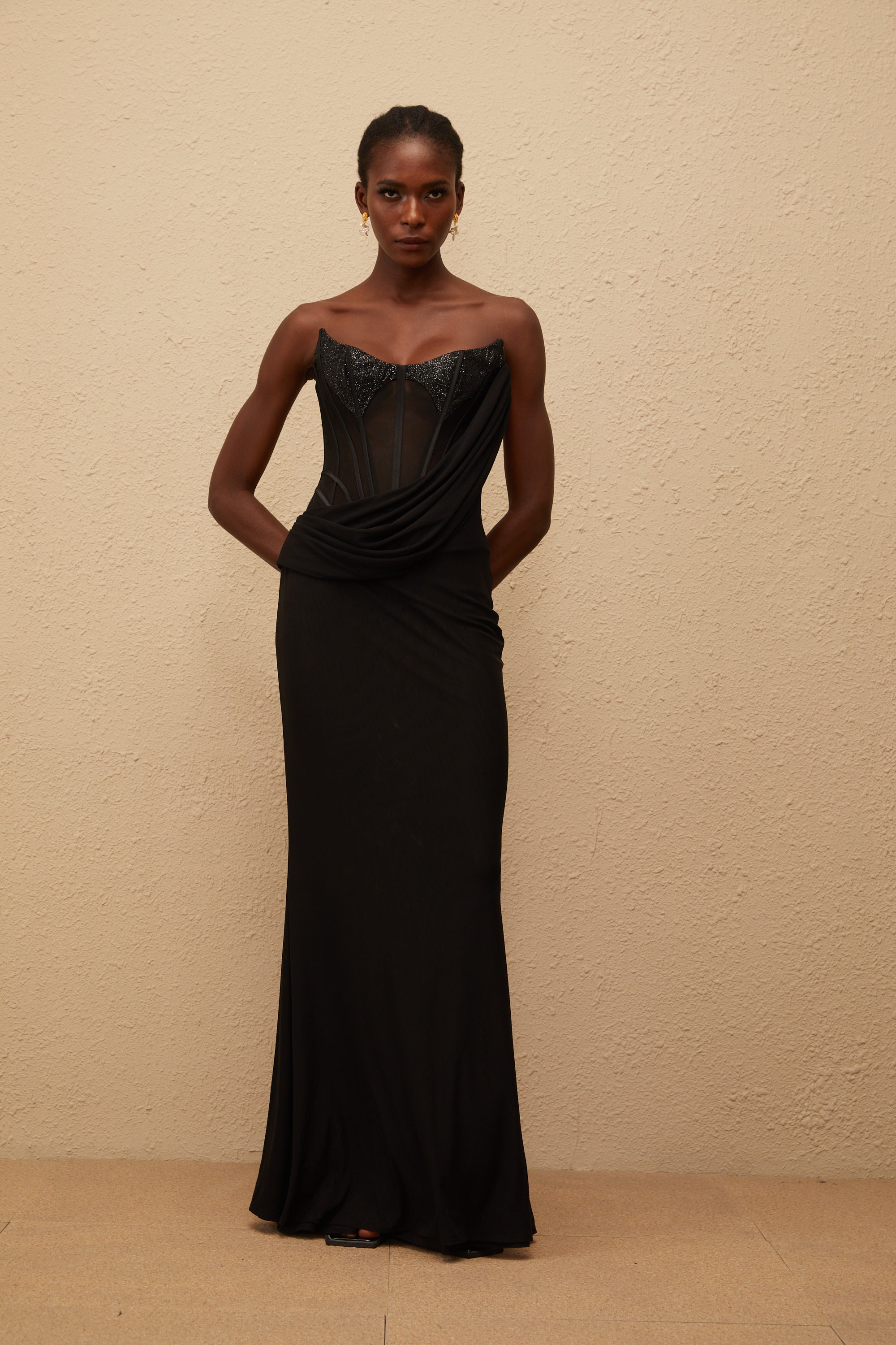 فستان سكارليت ماكسي أسود بألواح