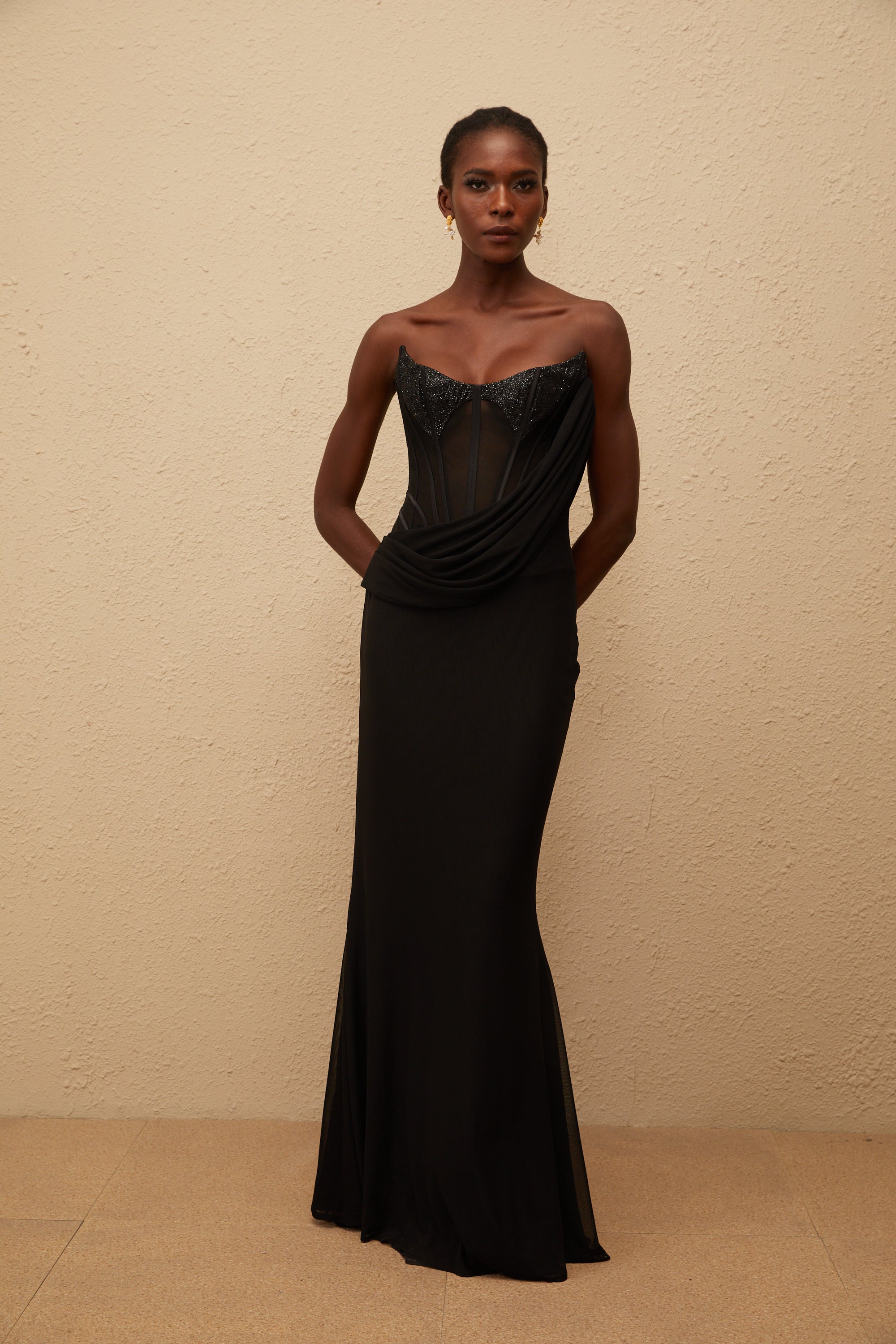 فستان سكارليت ماكسي أسود بألواح