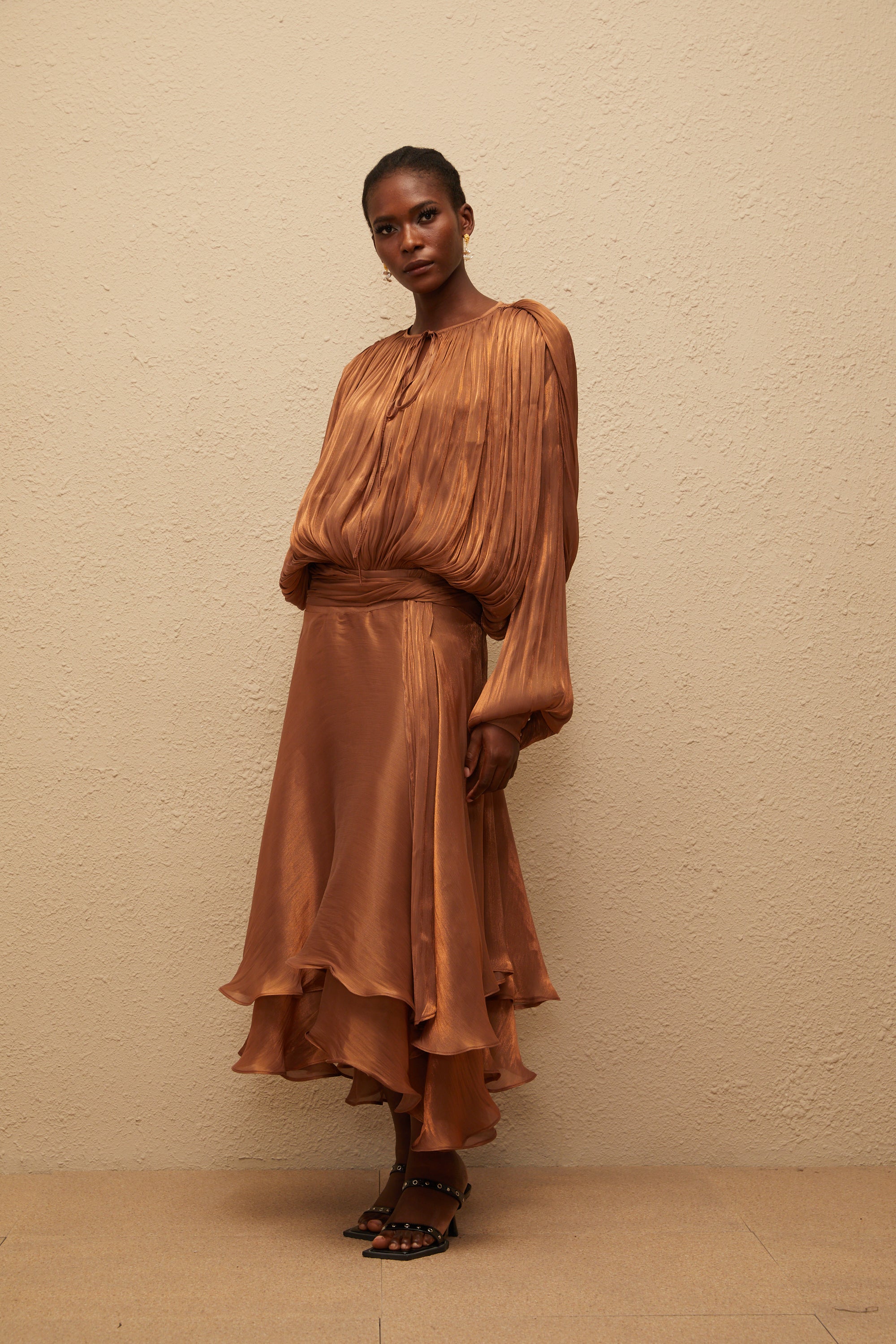 فستان يوجيني ماكسي مطوي مع كشكشة باللون البني