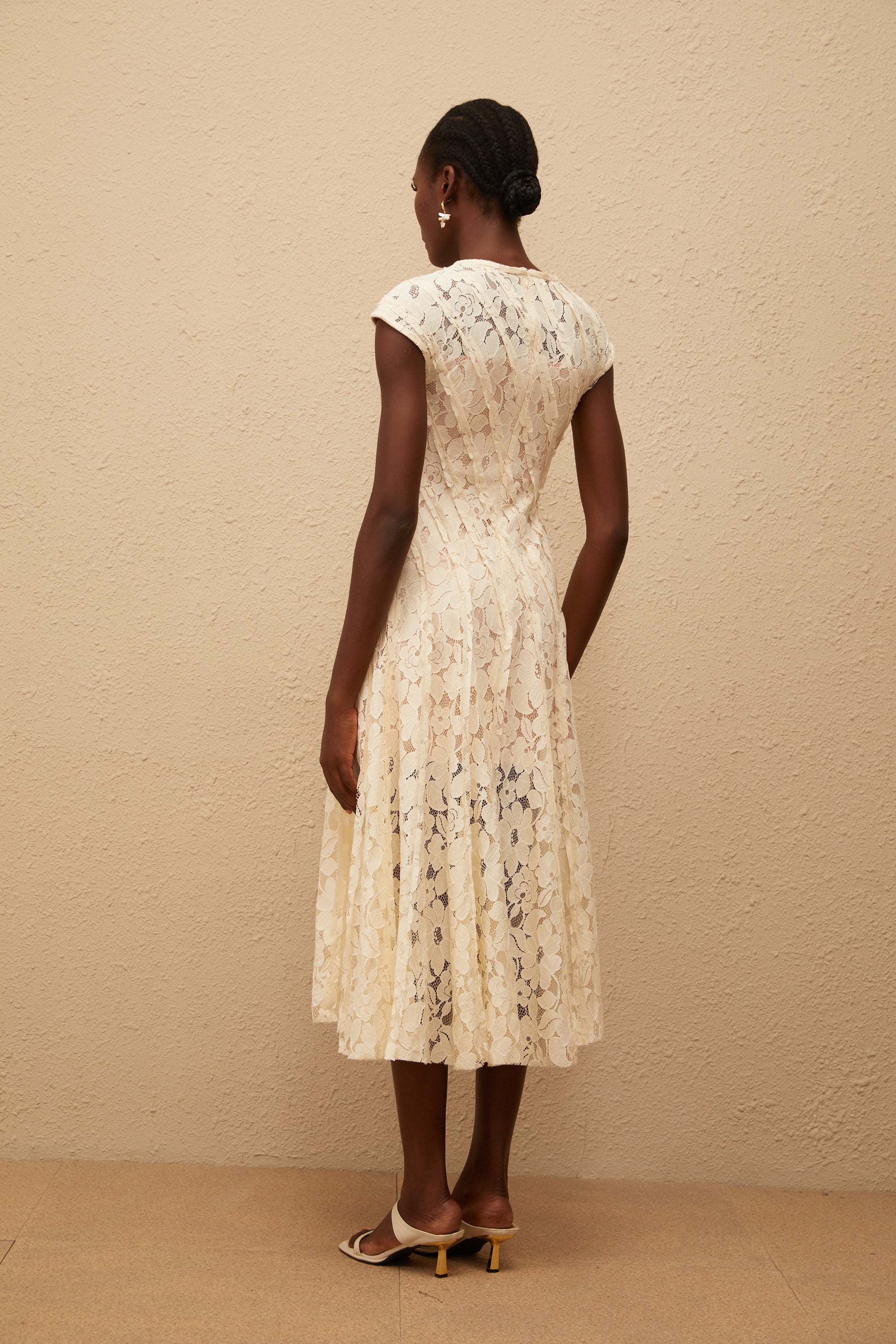 Adèle Neutrales Midikleid mit floraler Spitze