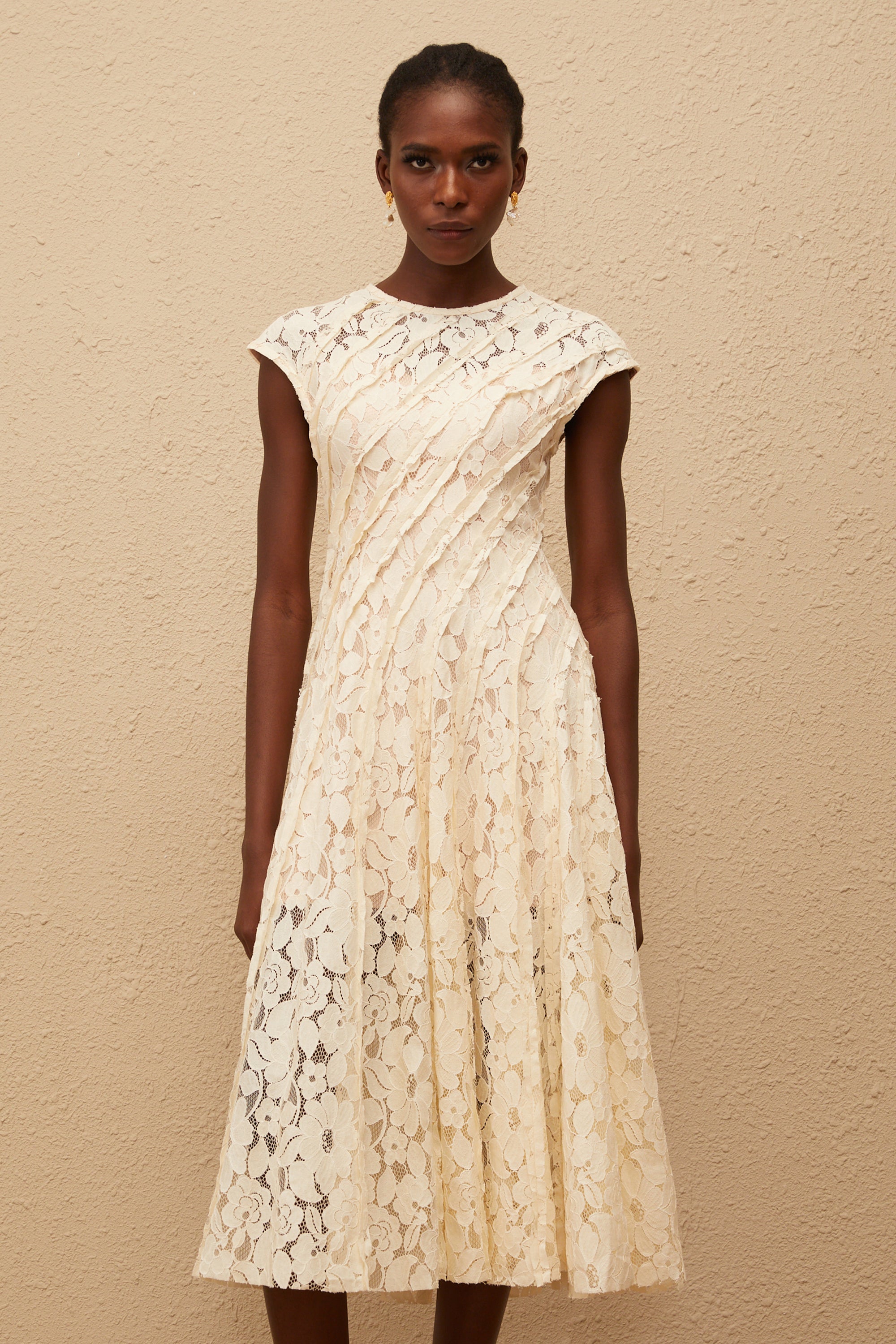 Adèle Neutrales Midikleid mit floraler Spitze