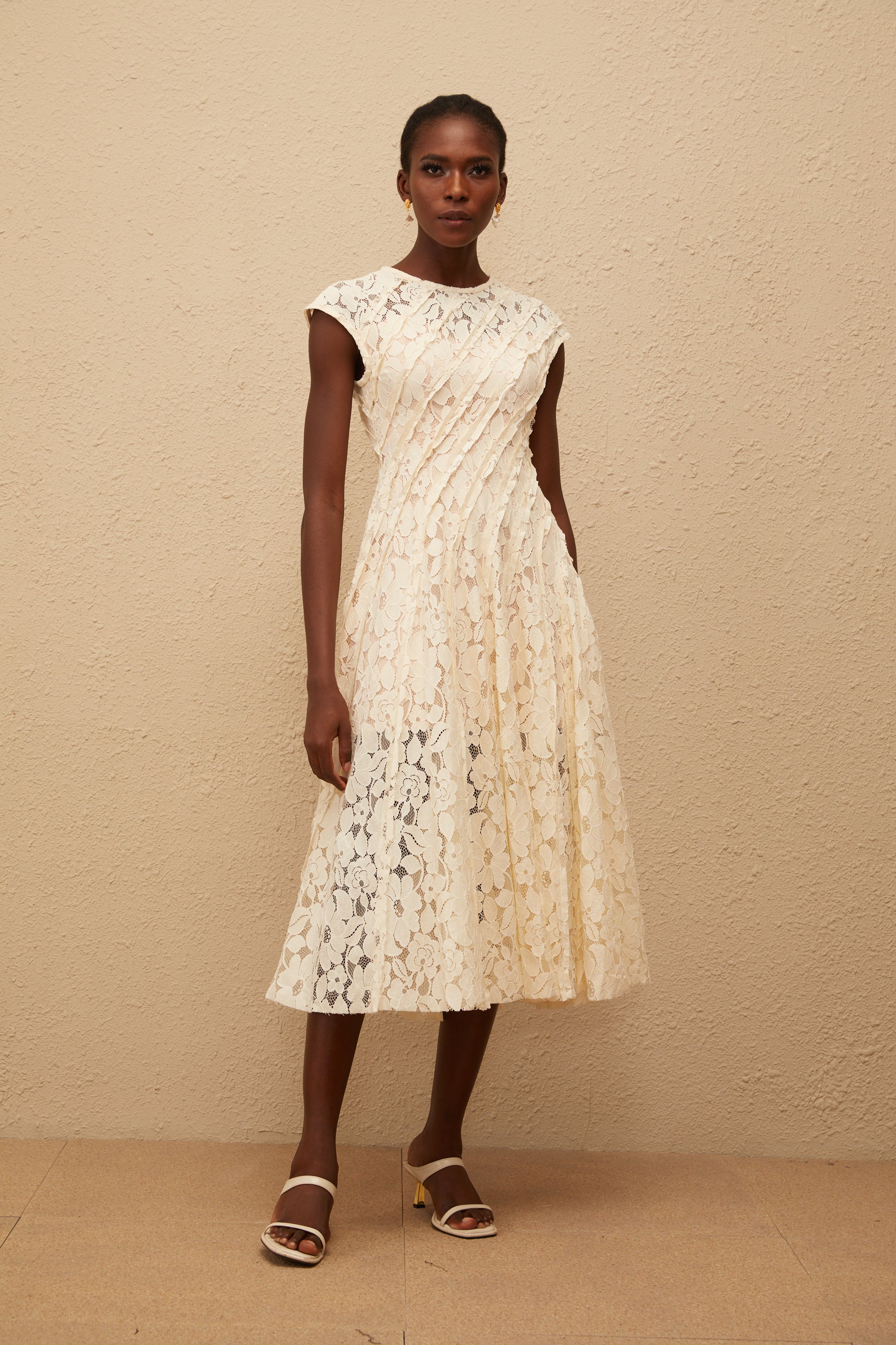 Adèle Neutrales Midikleid mit floraler Spitze