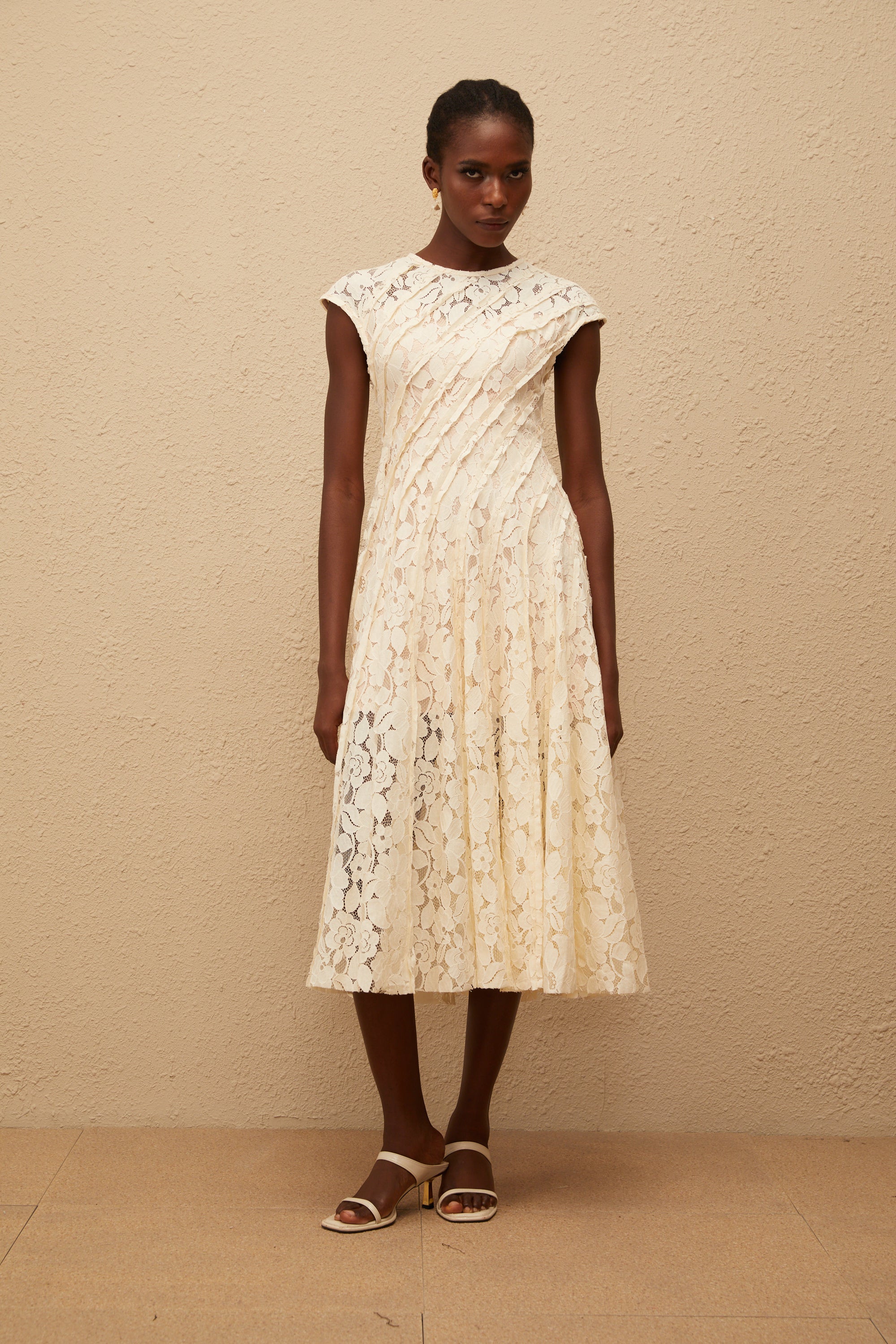 Adèle Neutrales Midikleid mit floraler Spitze