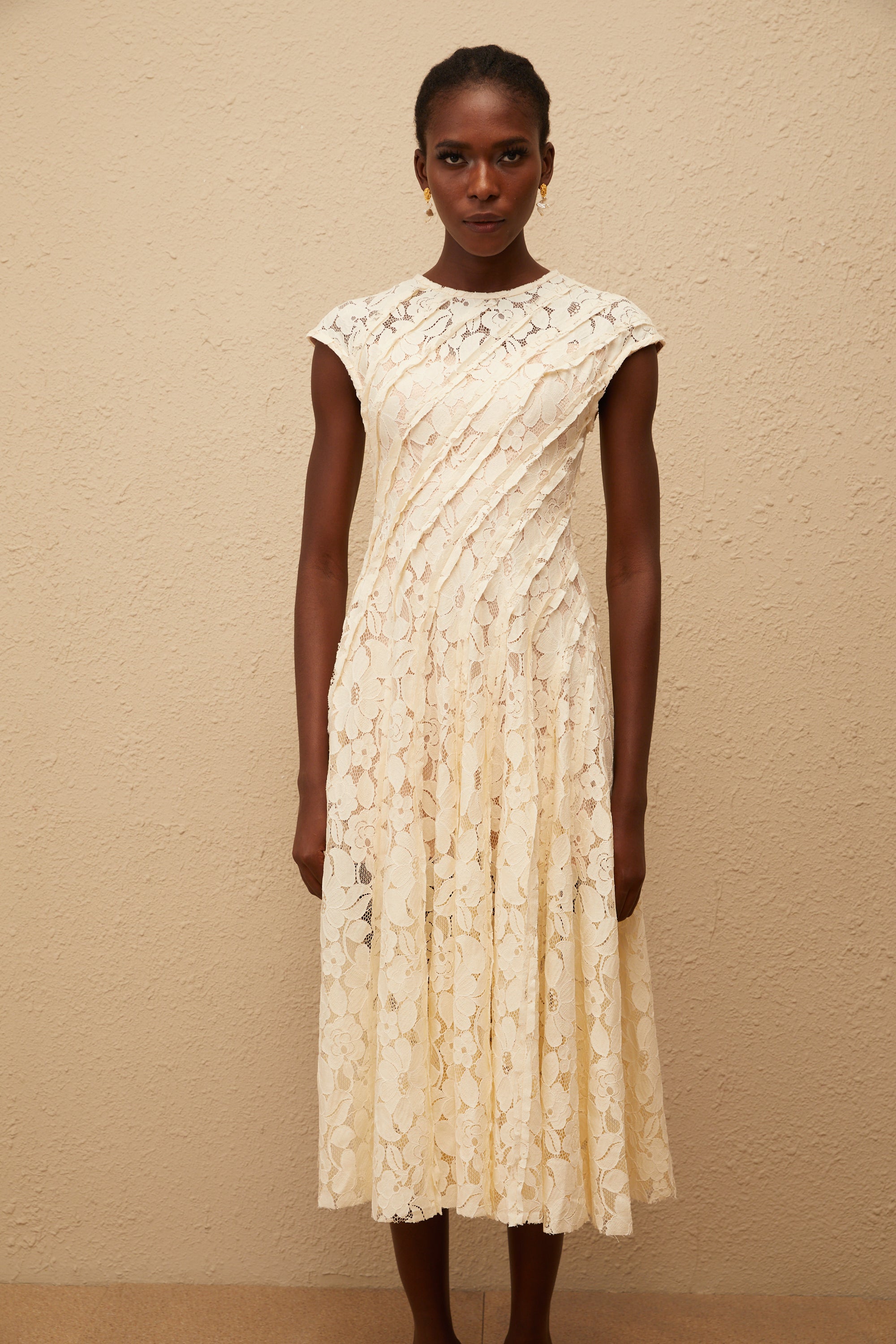 Adèle Neutrales Midikleid mit floraler Spitze